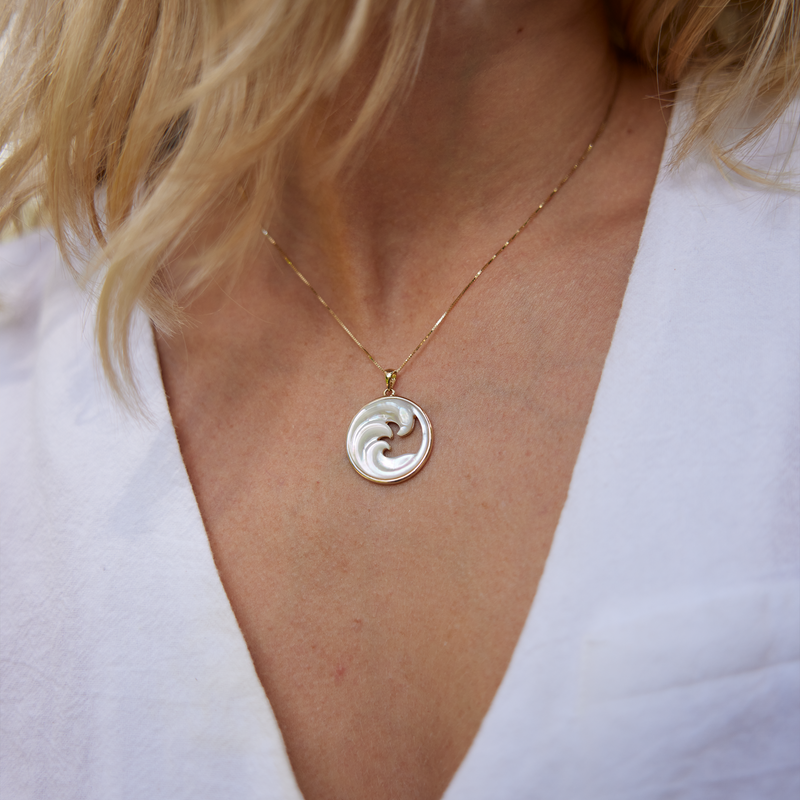 womanʻs neckline wearing Nalu Mother of Pearl Pendant in Gold - 22mm