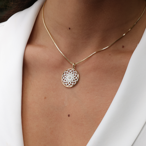 Protea Perlmutt-Anhänger in Gold mit Diamant – 22 mm