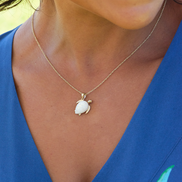 Honu Mother of Pearl Pendant in Gold - 16mm