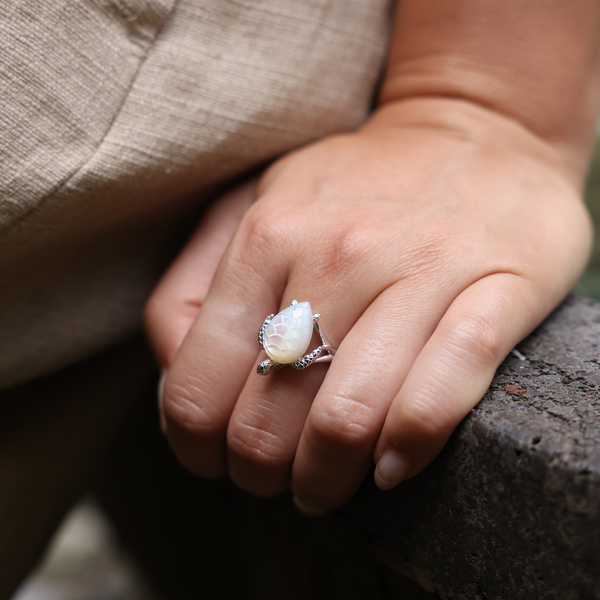 Honu Mother of Pearl Ring in White Gold - 18mm