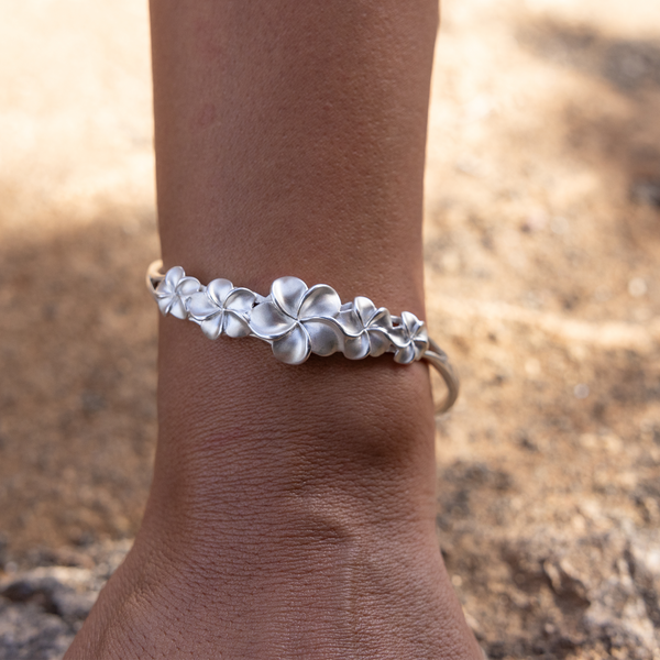 Plumeria-Manschettenarmband aus Sterlingsilber – 16 mm – Größe 7,5 Zoll