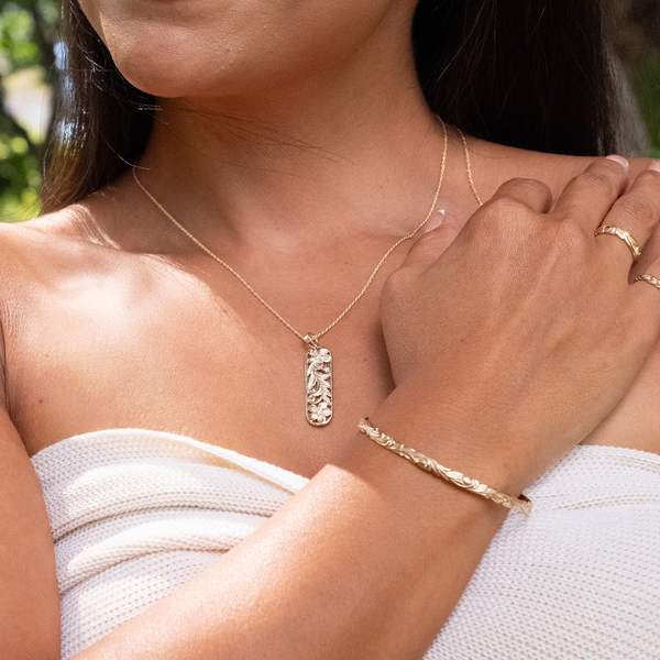 Hawaiian Heirloom Plumeria-Anhänger in Gold mit Diamanten – 38 mm