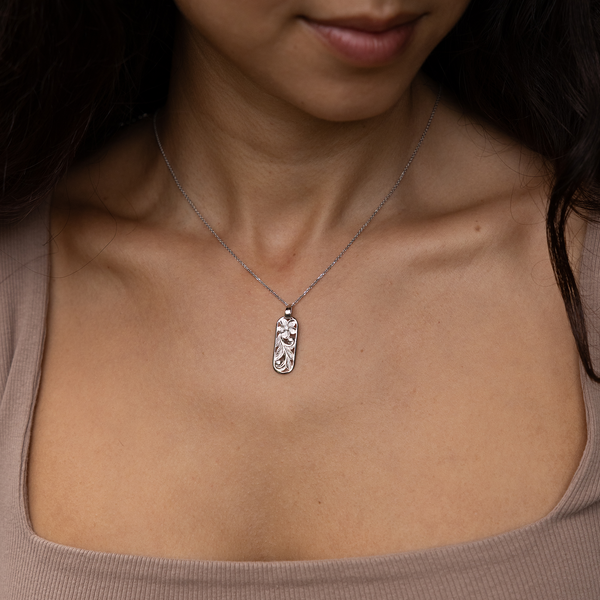 Hawaiian Heirloom Plumeria-Anhänger in Weißgold mit Diamant – 28 mm
