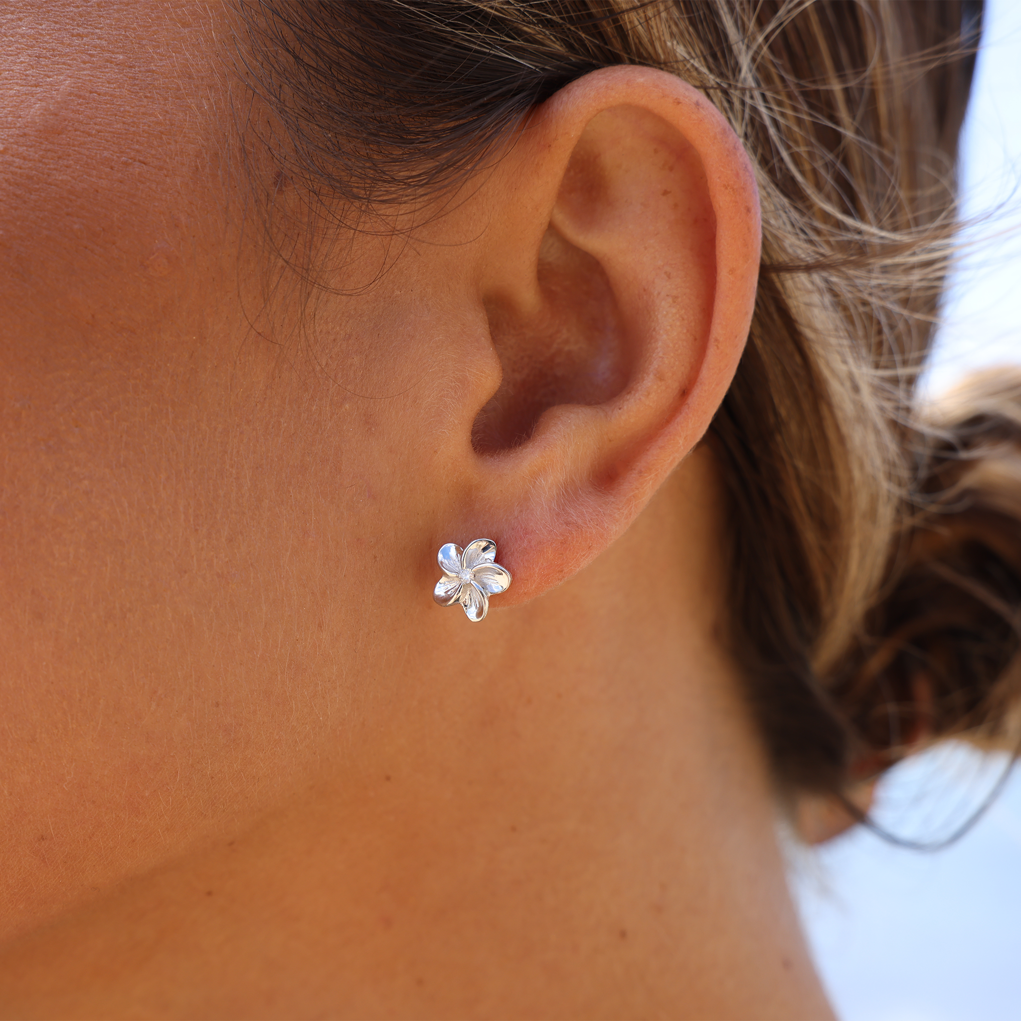 Hawaiianische Heirloom-Plumeria-Ohrringe in Weißgold mit Diamanten – 9 mm
