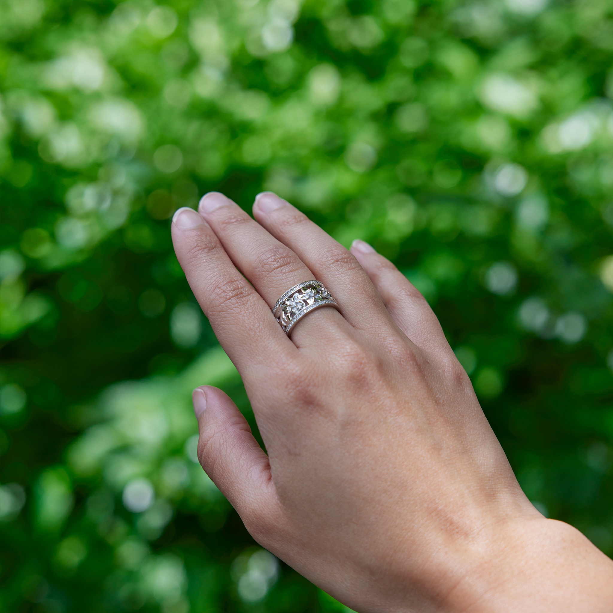 Hawaiian Heirloom Plumeria Ring in White Gold with Diamonds - 10mm