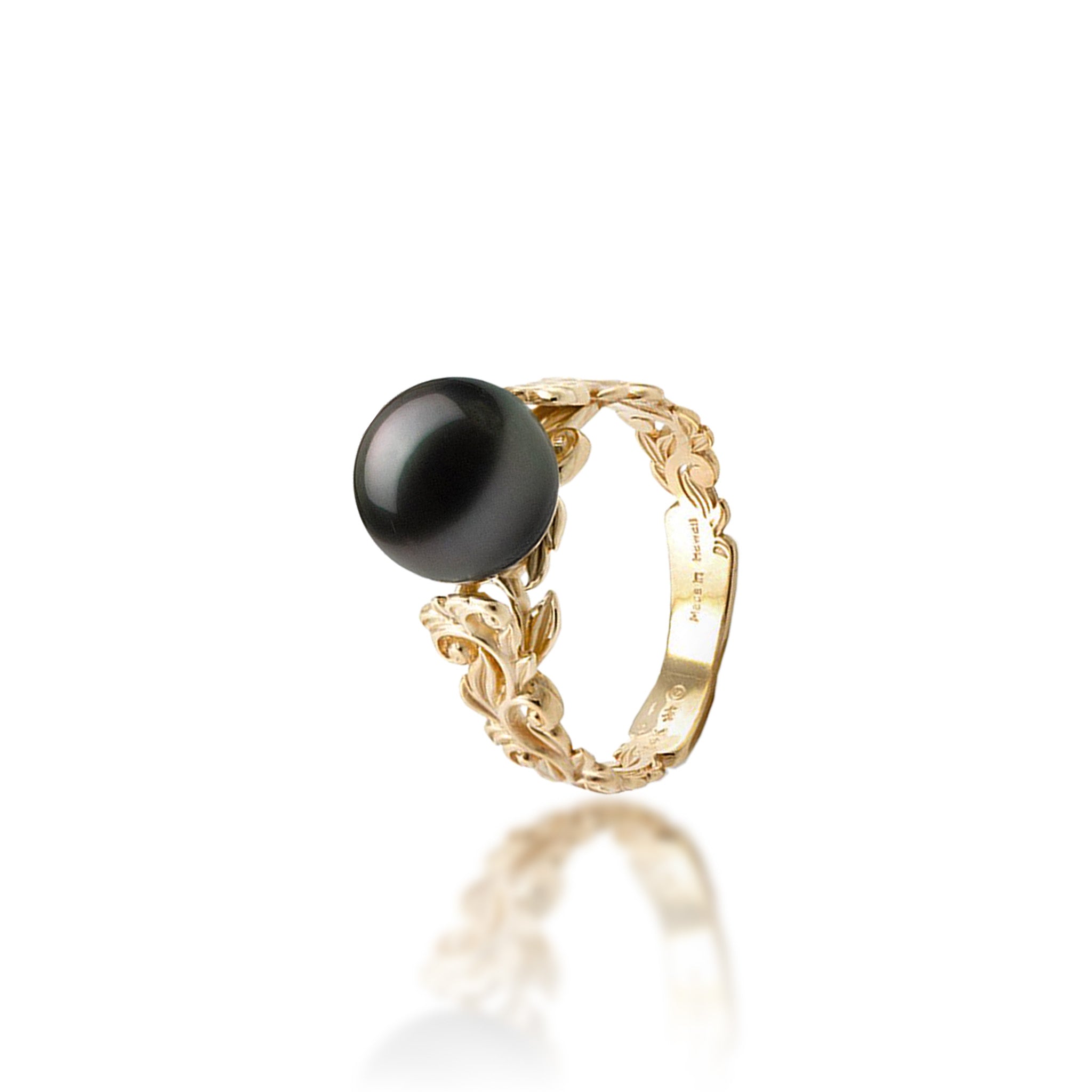 8-9mm Living Heirloom Tahitian Black Pearl Ring in Gold on a white background