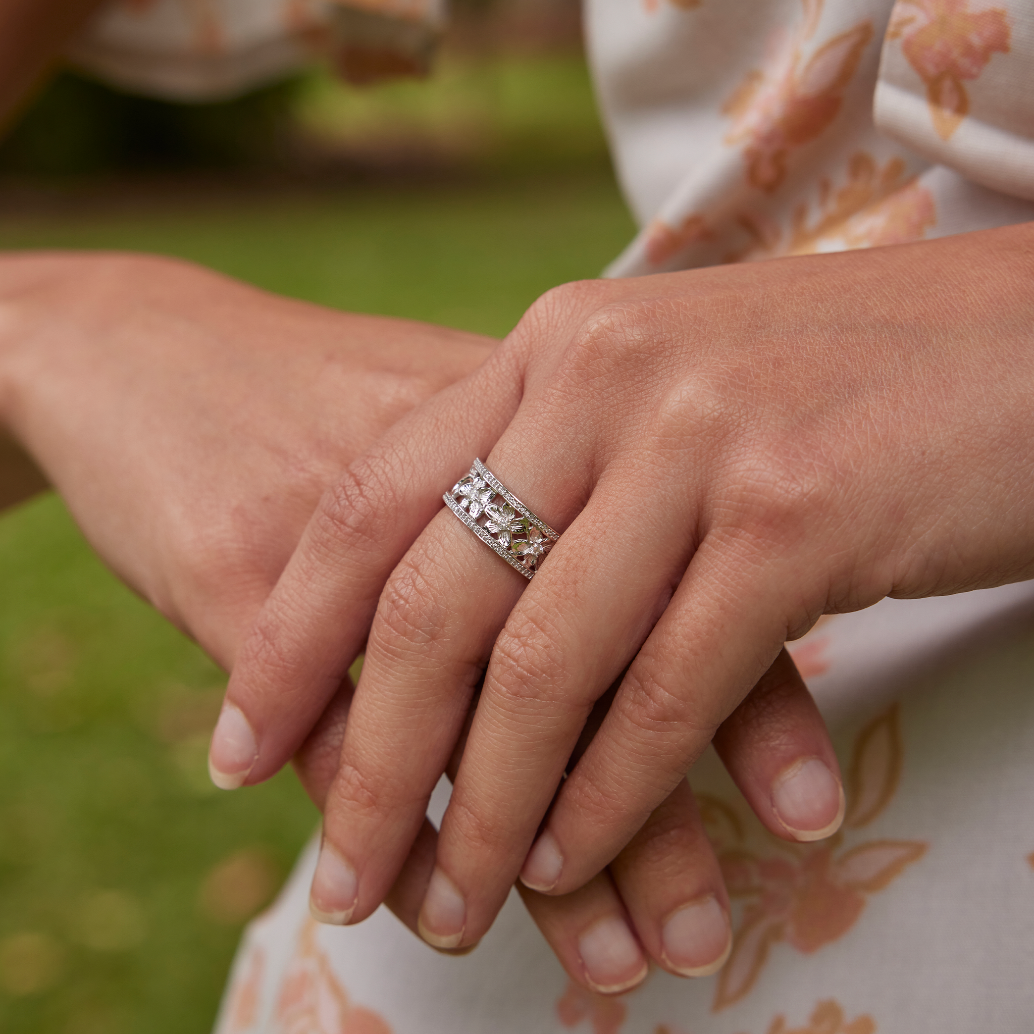Hawaiianer Erbstück Plumeria -Ring in Weißgold mit Diamanten - 8mm