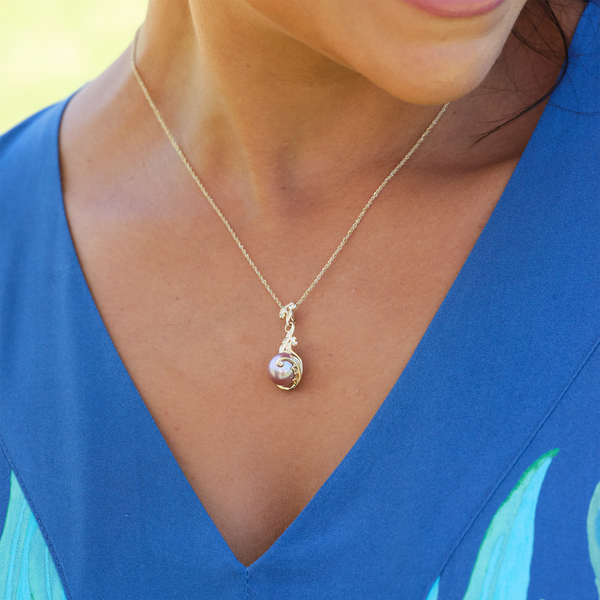 Living Heirloom Lavendel-Süßwasserperlen-Anhänger in Gold mit Diamanten – 9–10 mm