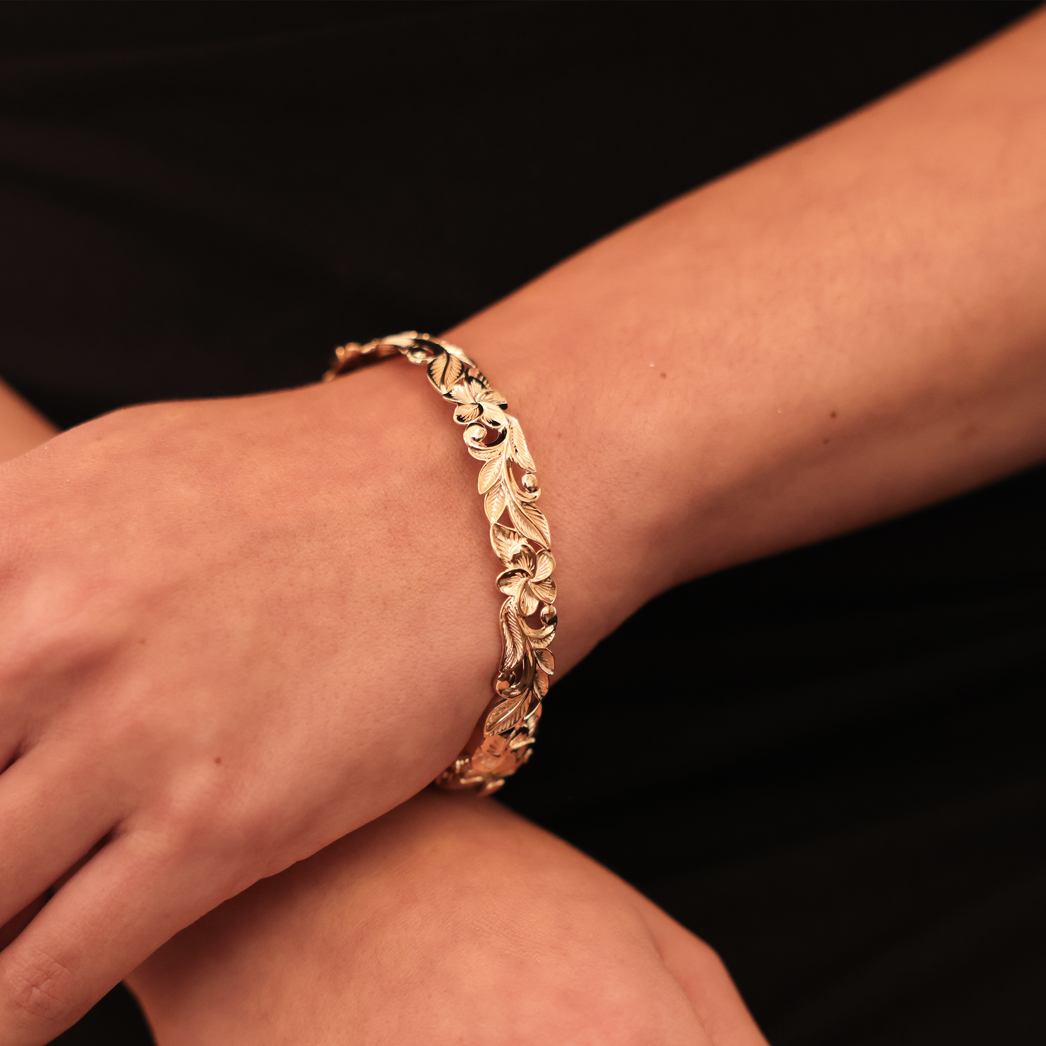 Hawaiian Heirloom Plumeria Hinge Bracelet in Gold - 10mm