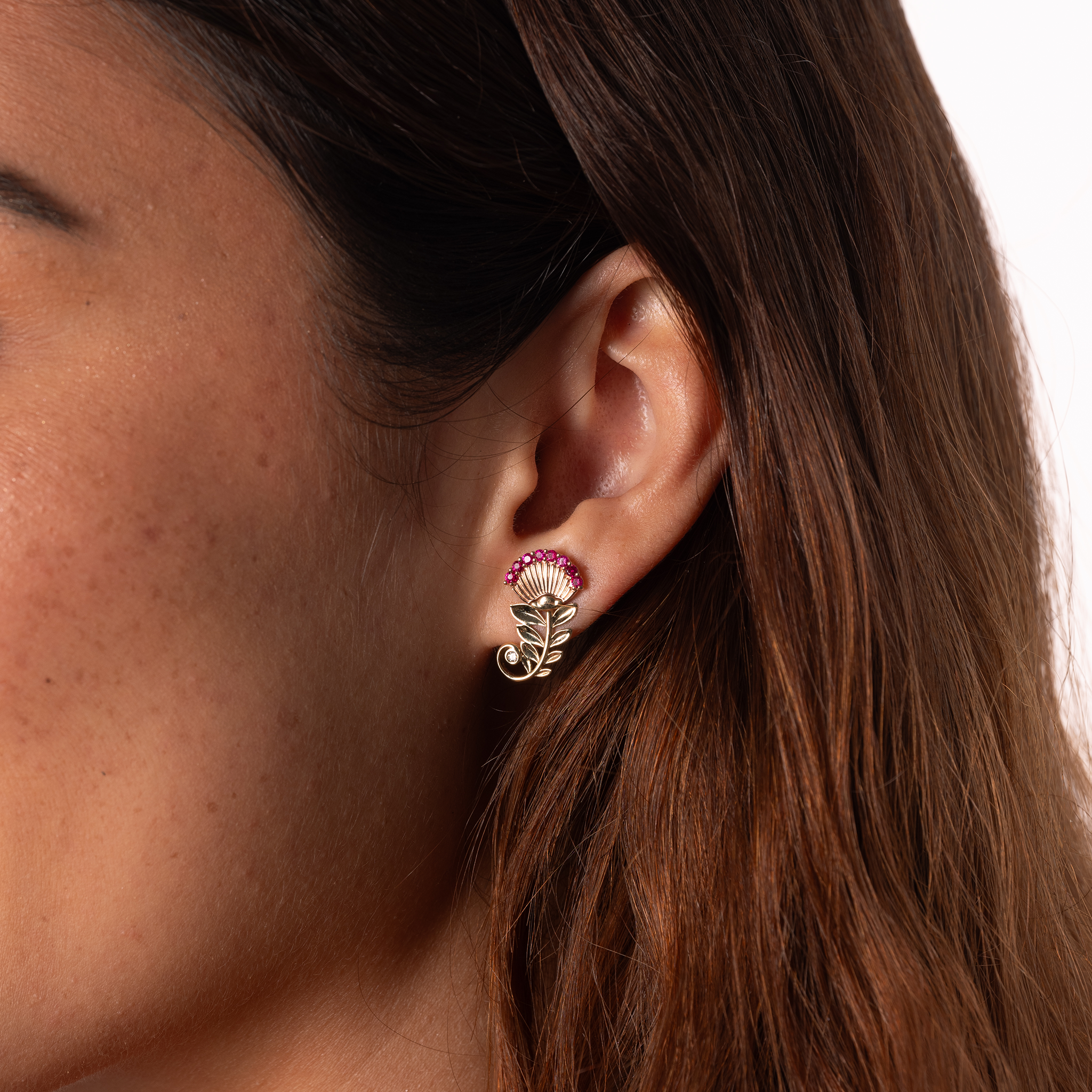 ダイヤモンドと2つのトーンゴールドのOhia lehua ruby​​ earrings -19mm
