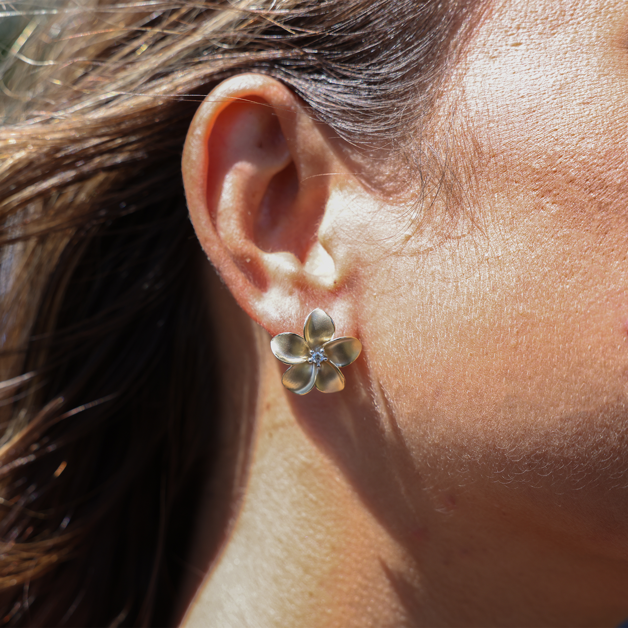 Plumeria-Ohrringe in Gold mit Diamanten – 18 mm