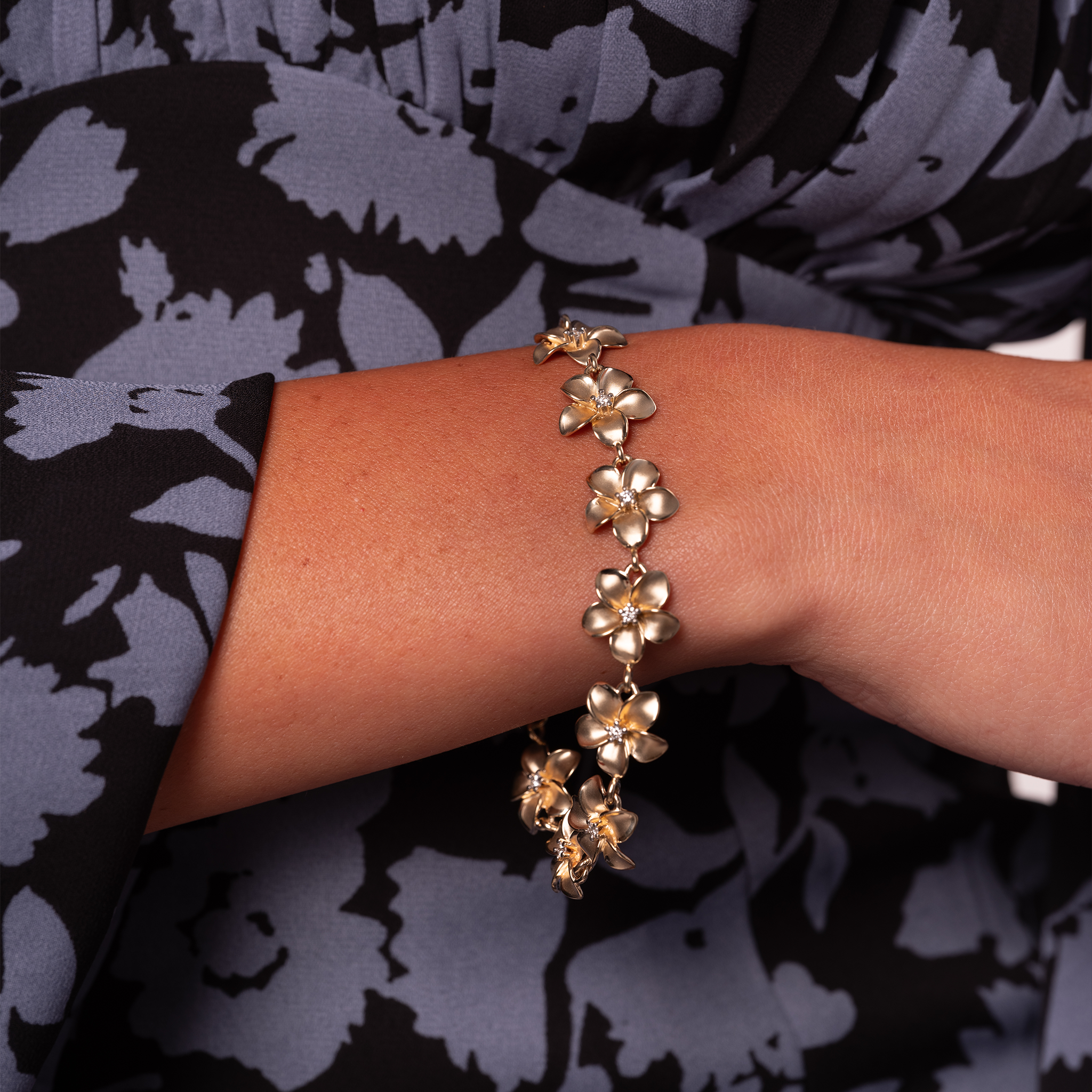 Plumeria-Armband in Gold mit Diamanten – 13 mm – Größe 7,25"