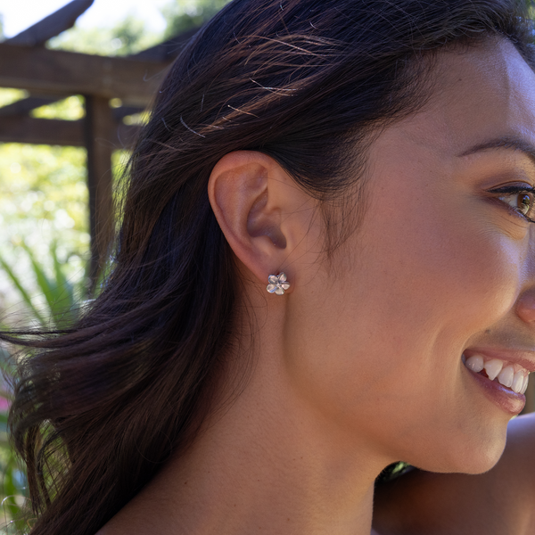 Plumeria-Ohrringe aus Weißgold mit Diamanten – 11 mm