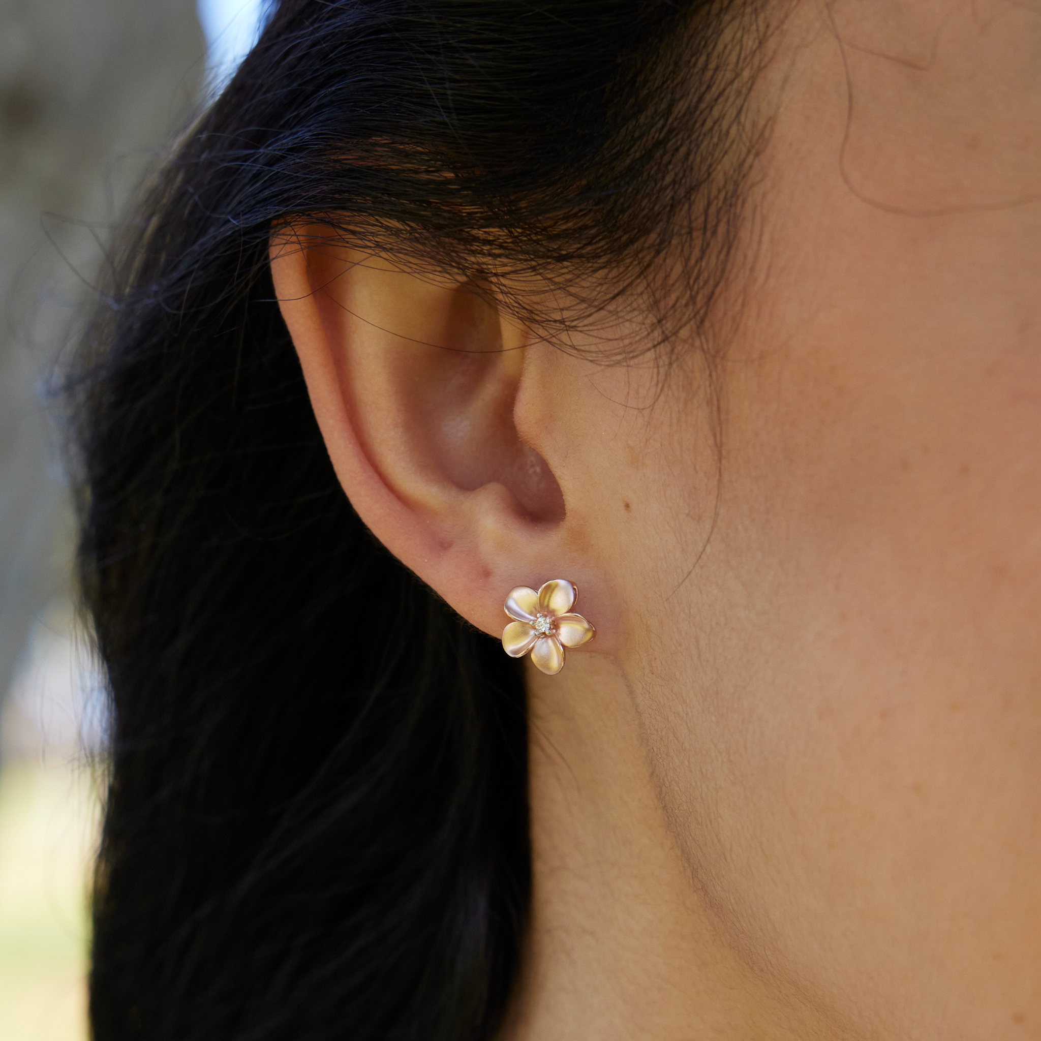 Boucles d'oreilles plumeria en or rose avec diamants - 11 mm