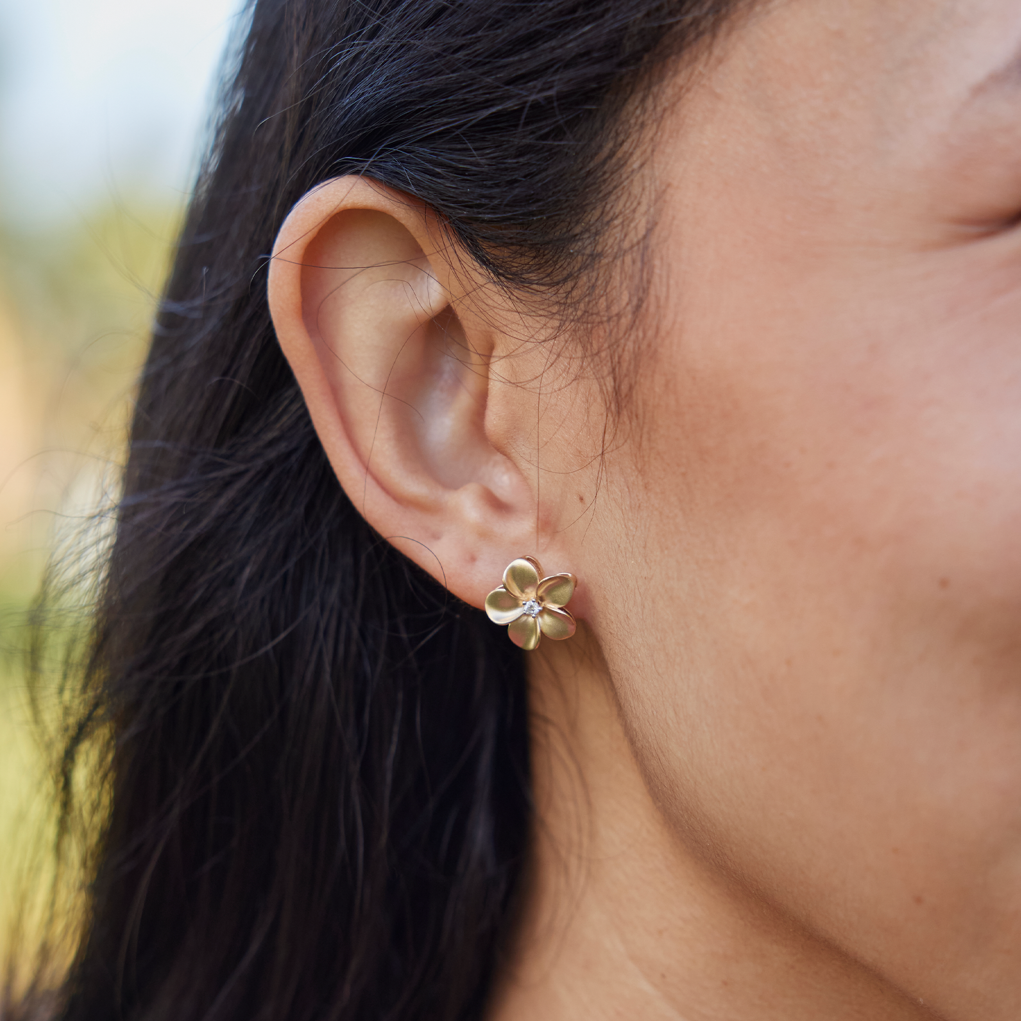 Boucles d'oreilles plumeria en or avec diamants - 13 mm