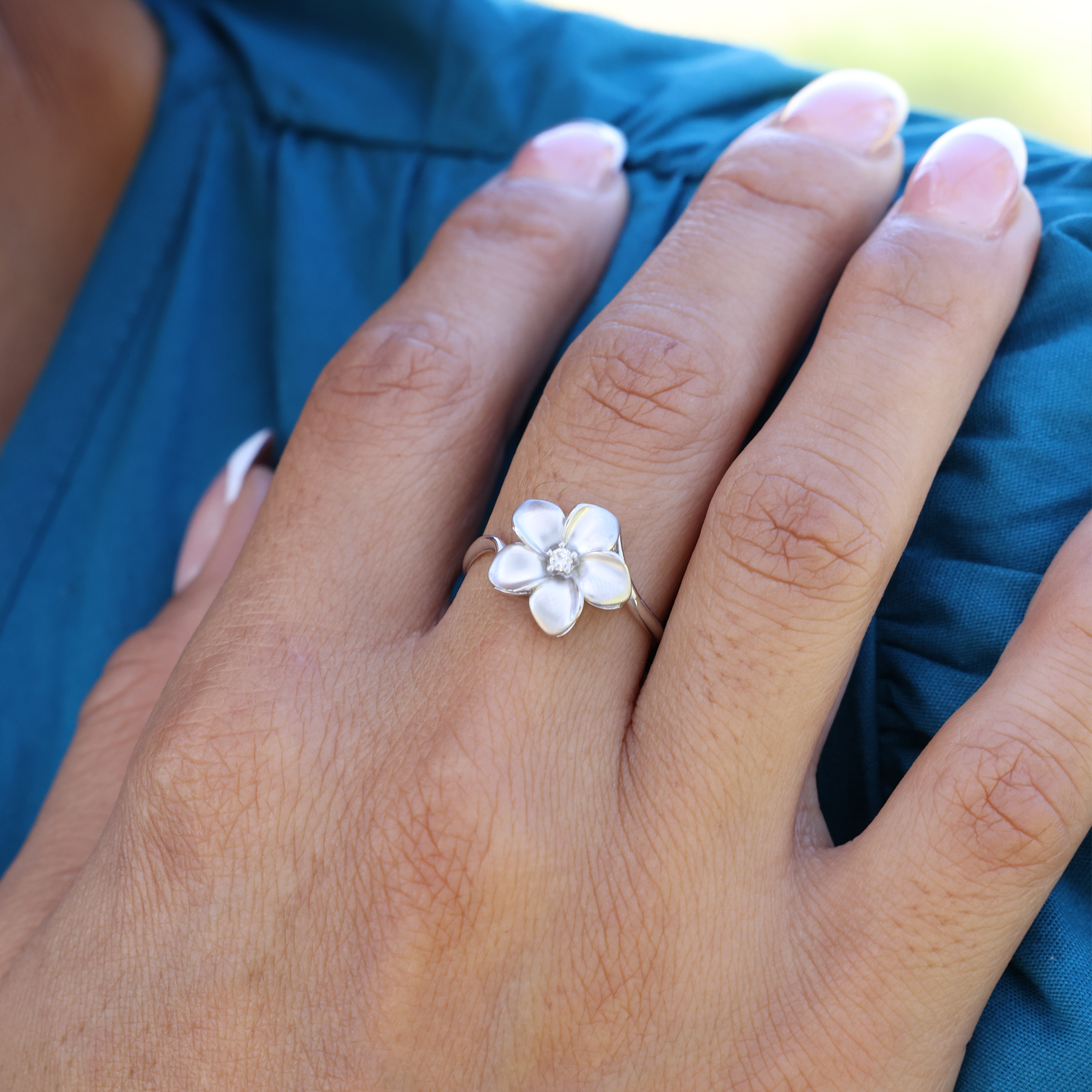 Plumeria-Ring aus Weißgold mit Diamant – 13 mm