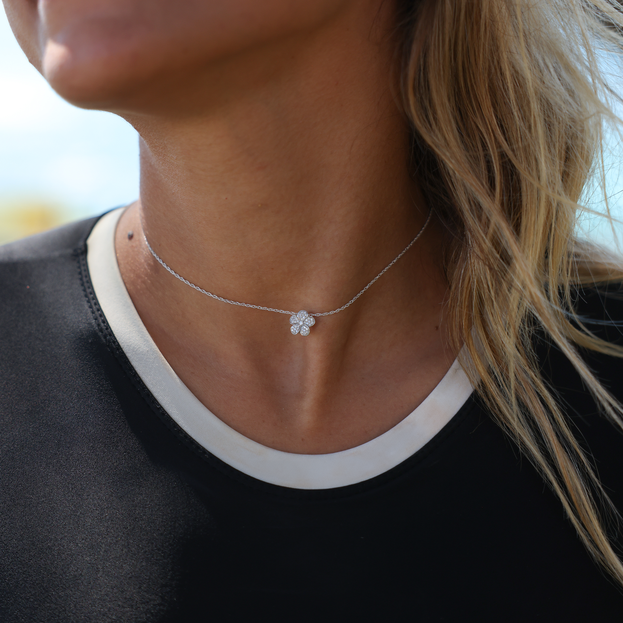 Plumeria-Anhänger aus Weißgold mit Diamanten – 11 mm