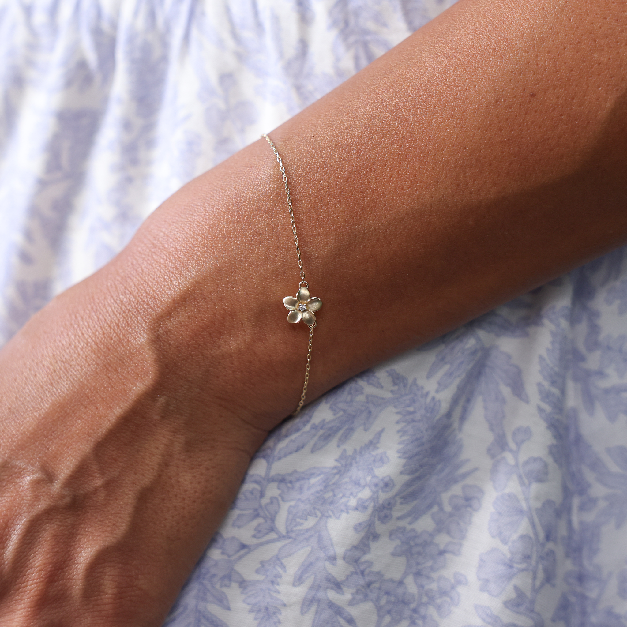 Verstellbares Plumeria-Armband in Gold mit Diamant – 9 mm – Größe 7–7,5 Zoll