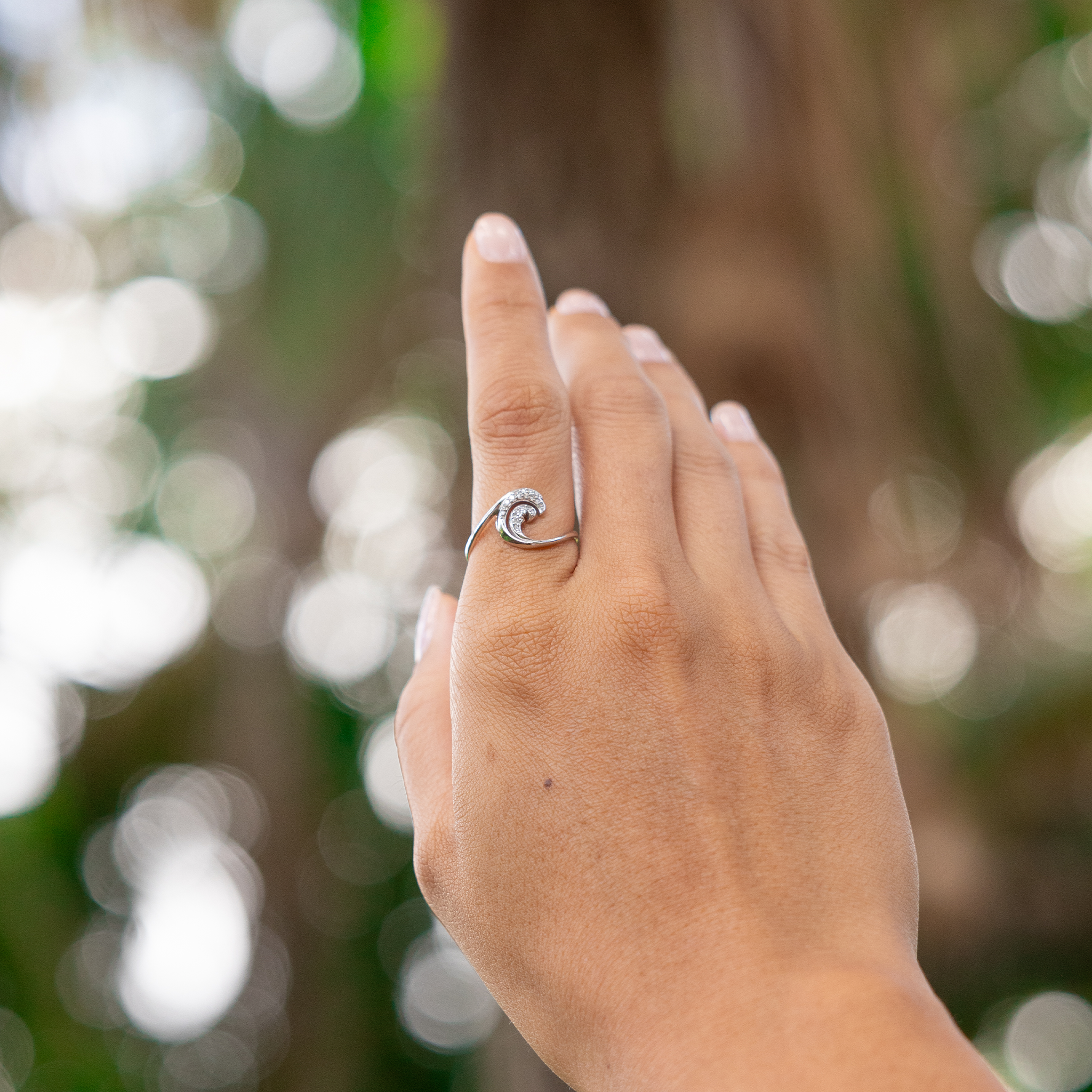 Nalu Ring in White Gold with Diamonds - 12mm