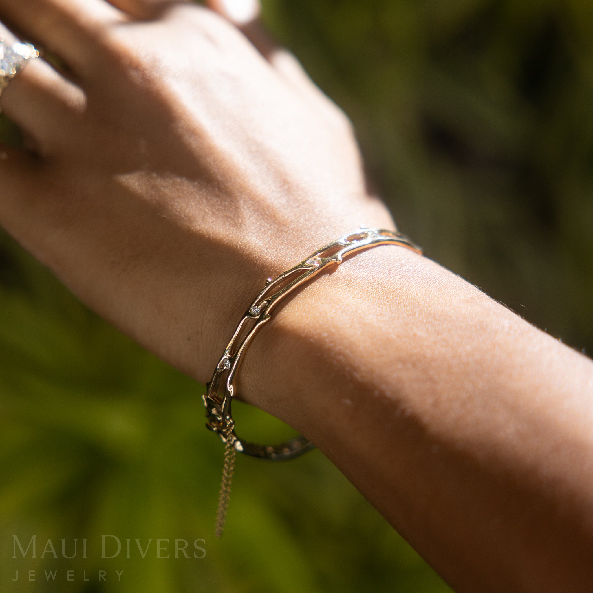 Heritage Hinge Bracelet in Gold with Diamonds