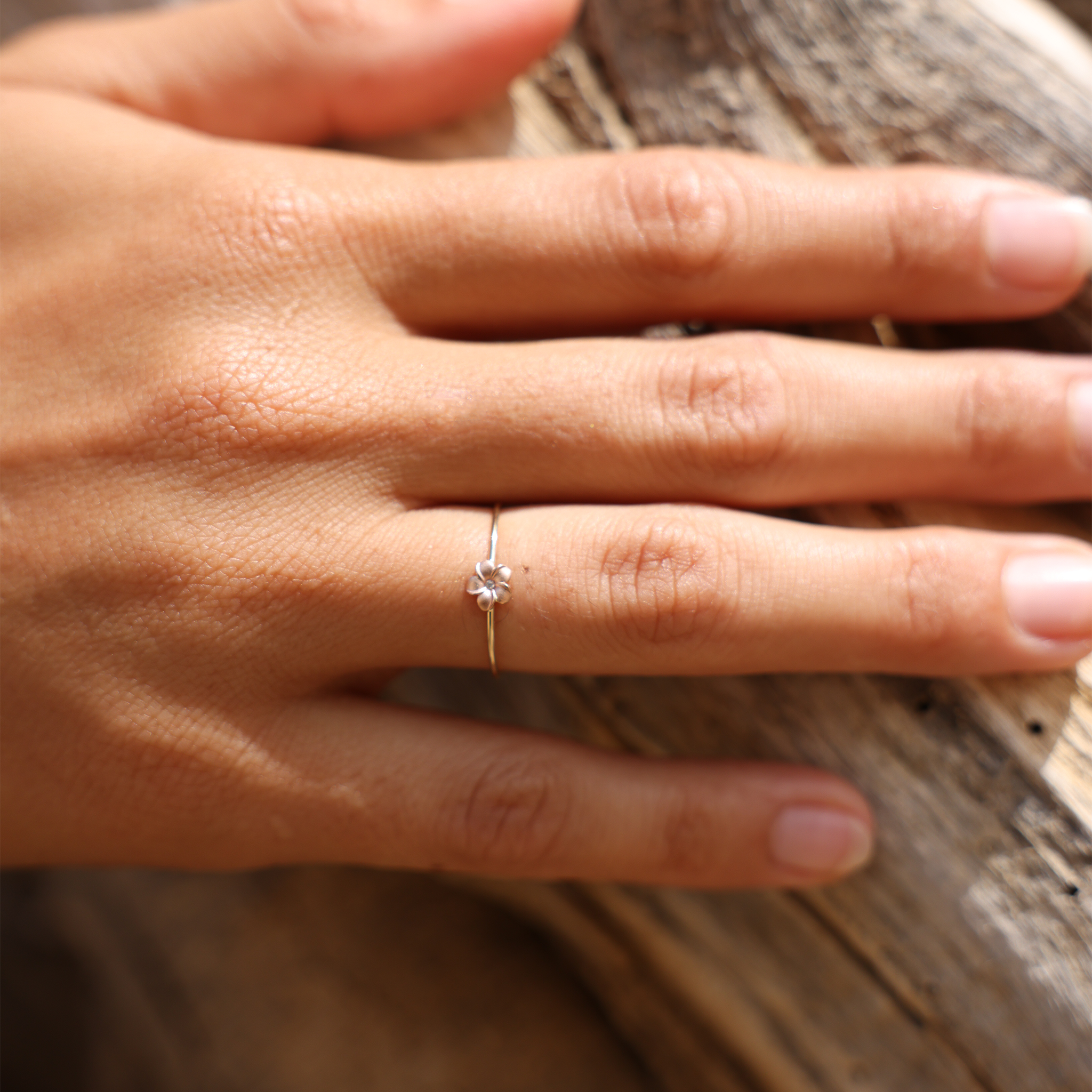 Plumeria -Ring in zwei Tonen Gold mit Diamanten - 5 mm