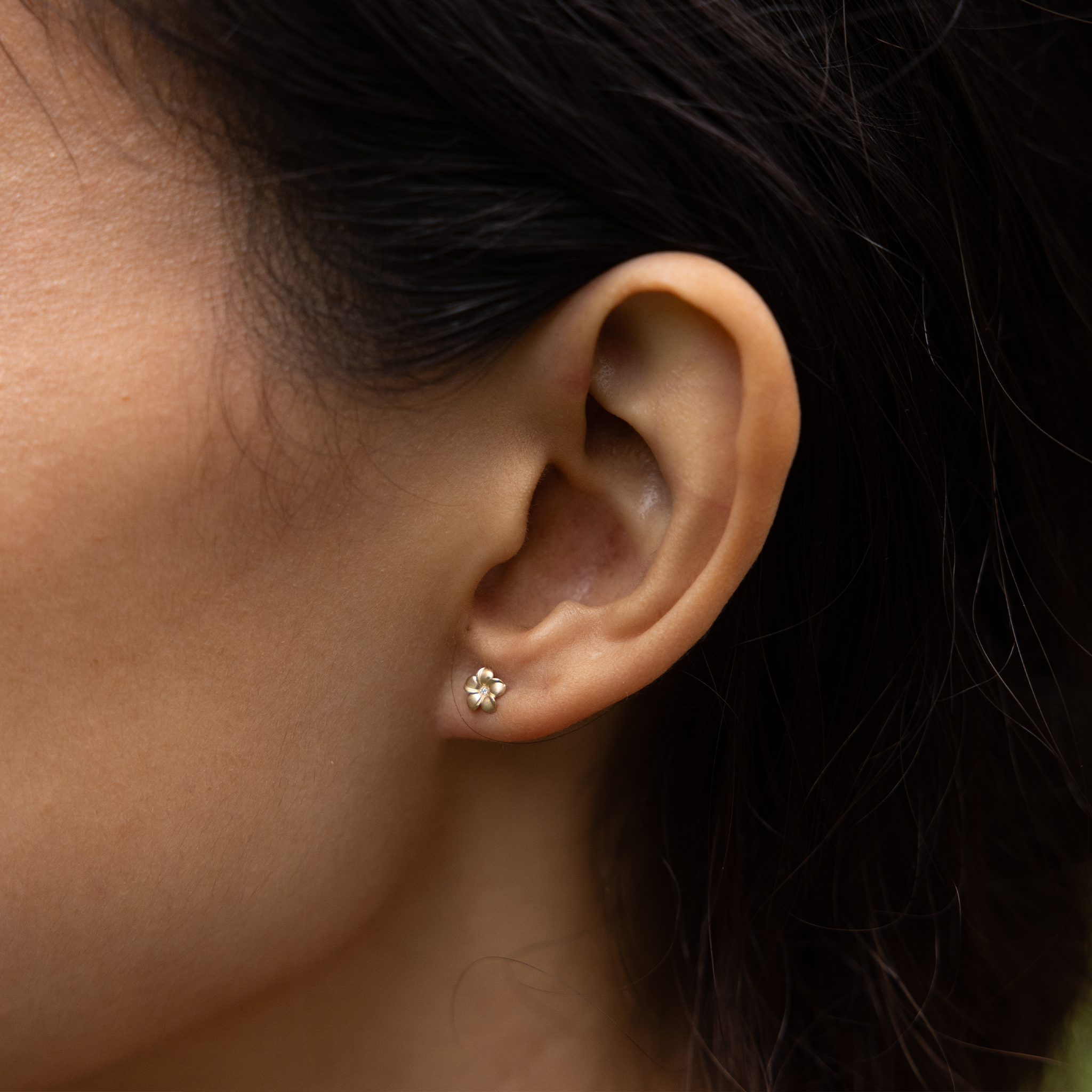 Plumeria-Ohrringe in Gold mit Diamanten - 5 mm