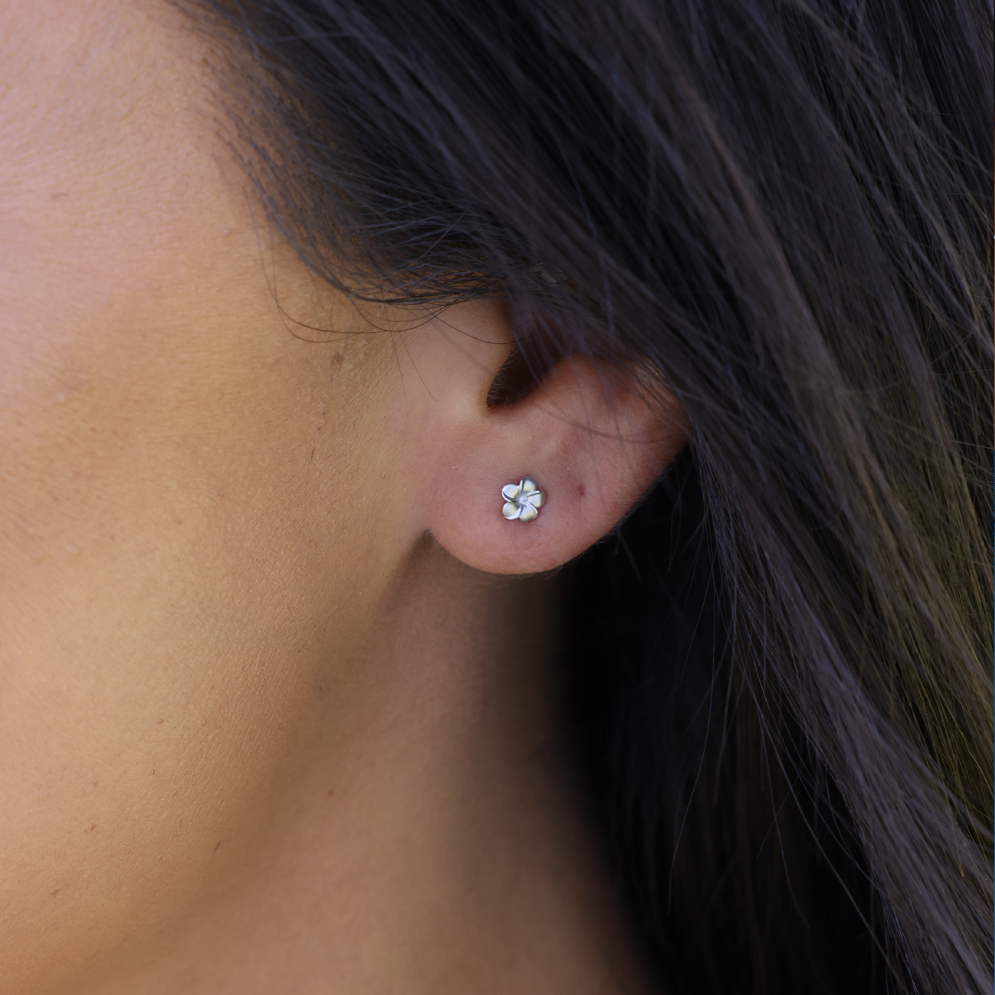 Boucles d'oreilles plumeria en or blanc avec diamants - 5 mm