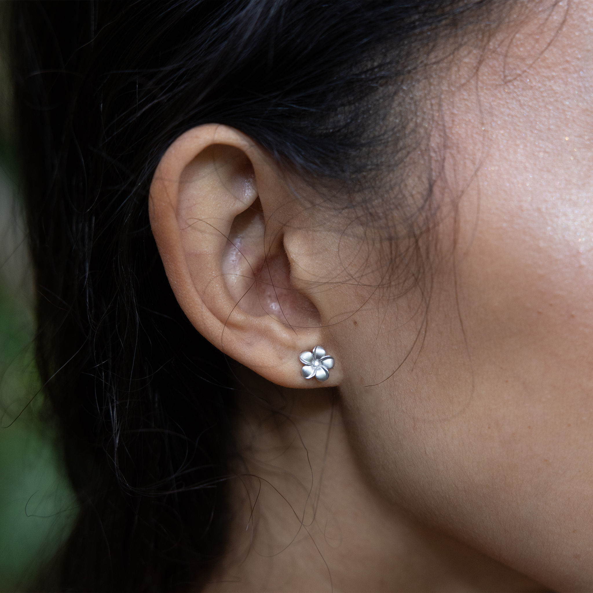Plumeria Earrings in White Gold with Diamonds - 8mm