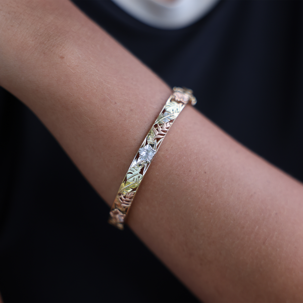 Hawaiian Gardens Hibiskus-Armband in mehrfarbigem Gold mit Diamanten – 8 mm – Größe 7,5 Zoll