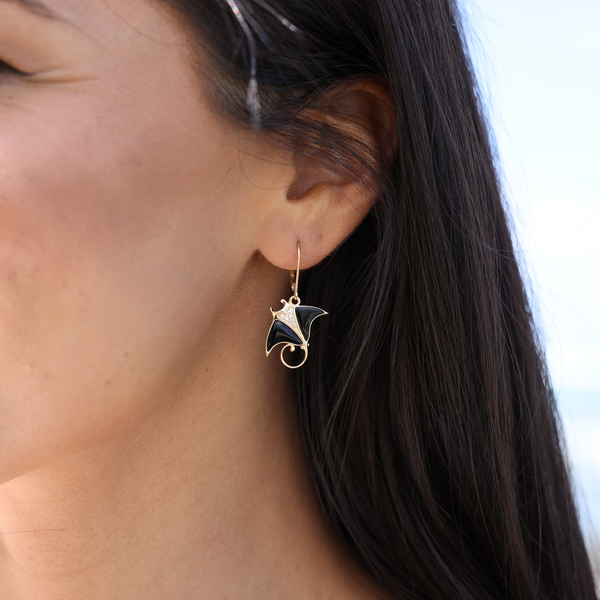 Sealife Mantarochen-Ohrringe aus schwarzer Koralle in Gold mit Diamanten – 20 mm