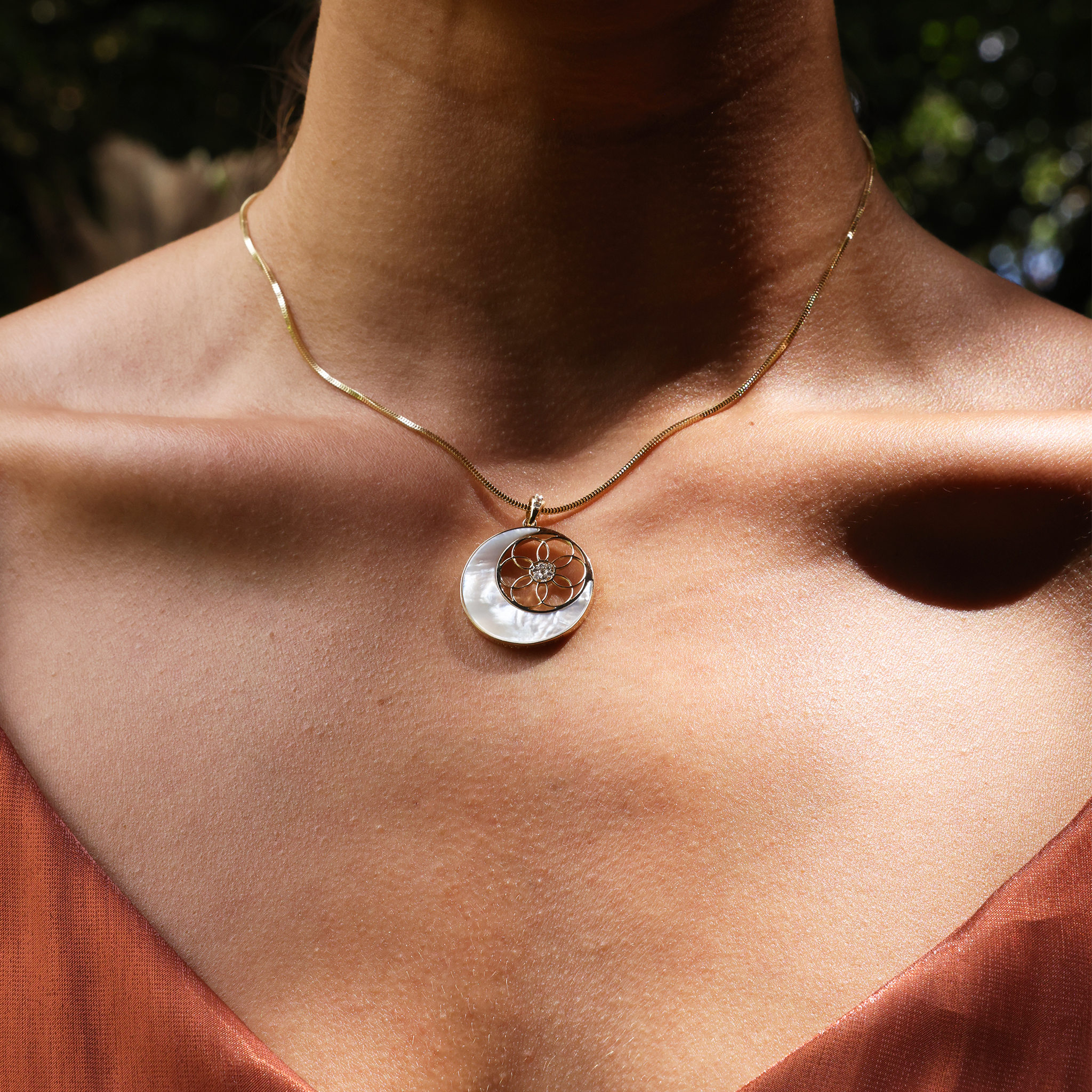 Moon & Protea Star Mother of Pearl Pendant en or avec diamants - 25 mm