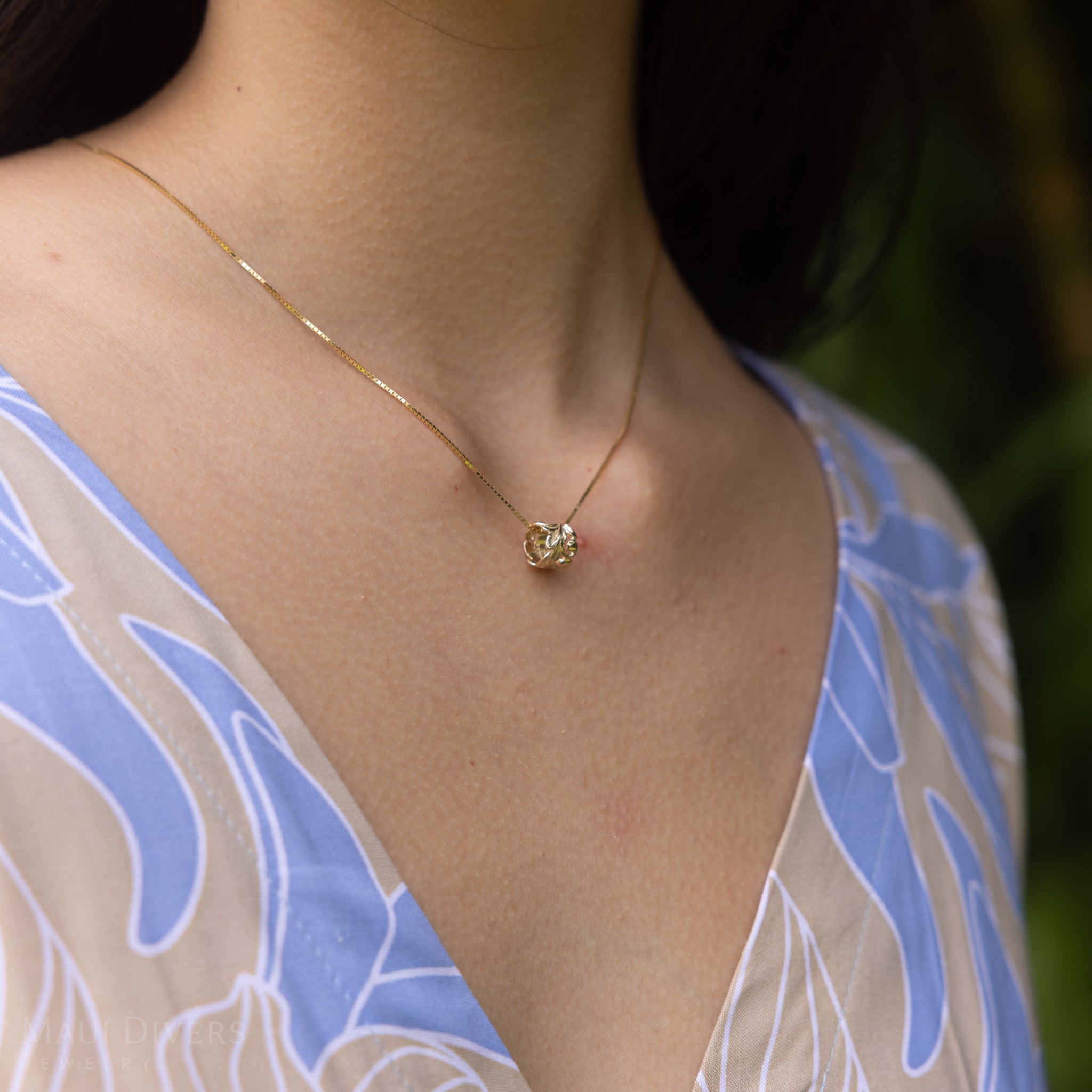 Hawaiianisches Erbstück Maile Scroll Barrel Anhänger in Gold – 8 mm
