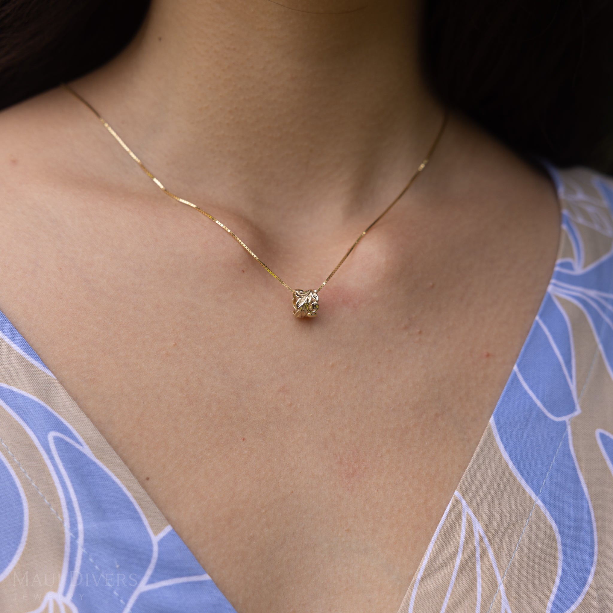 Hawaiianisches Erbstück Maile Scroll Barrel Anhänger in Gold – 8 mm