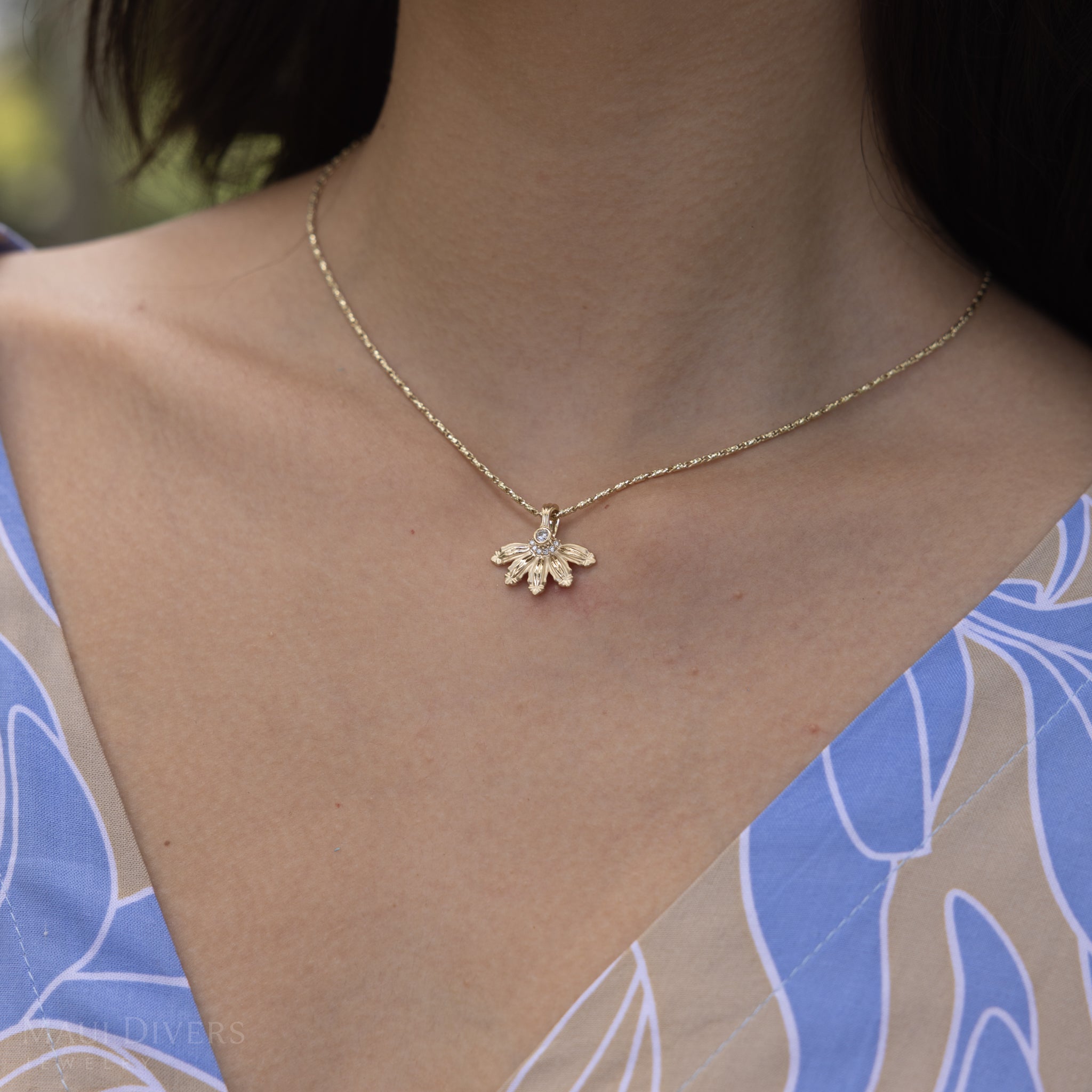 Mountain Naupaka Pendant in Gold with Diamonds - 20mm
