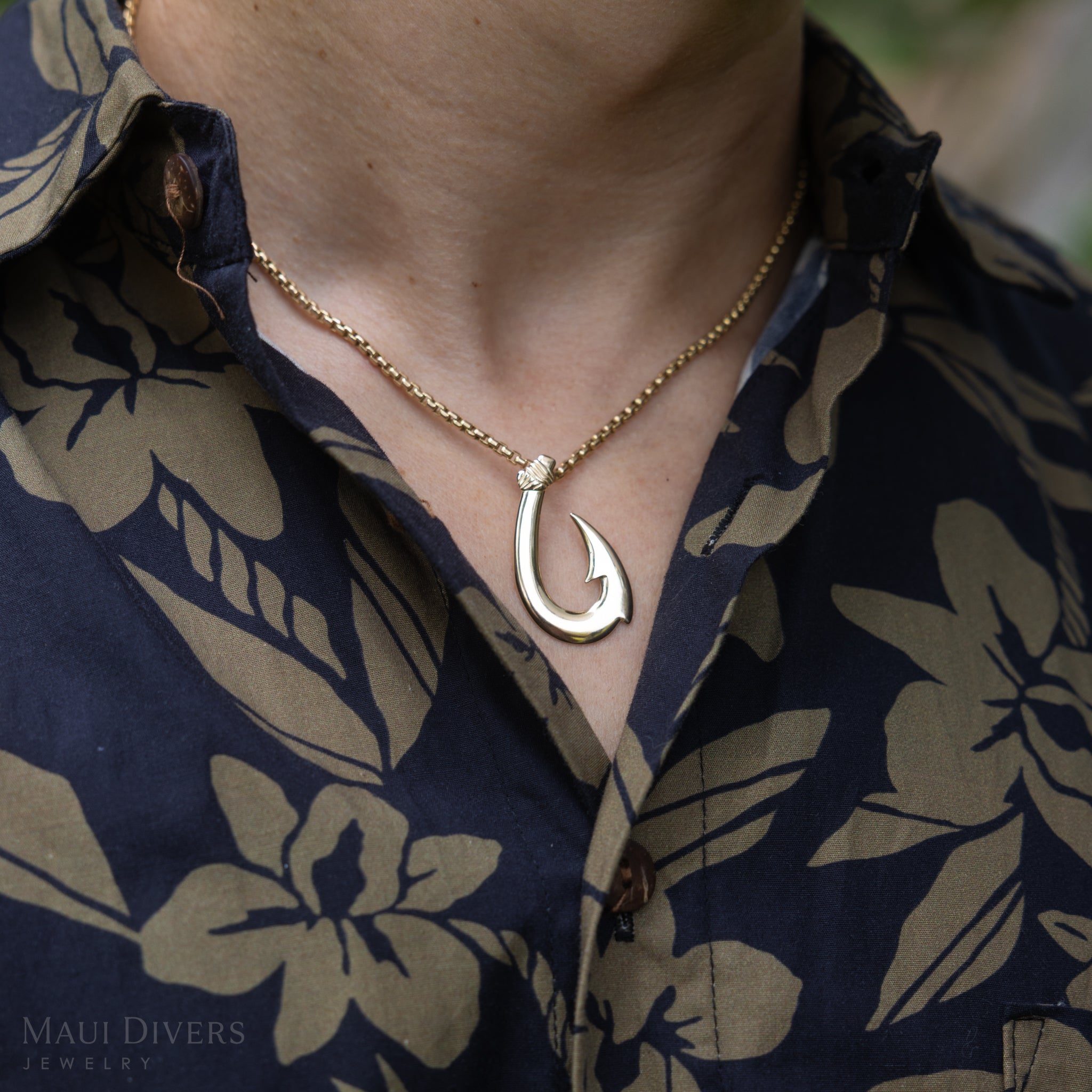 Fish Hook Pendant in Gold - 35mm