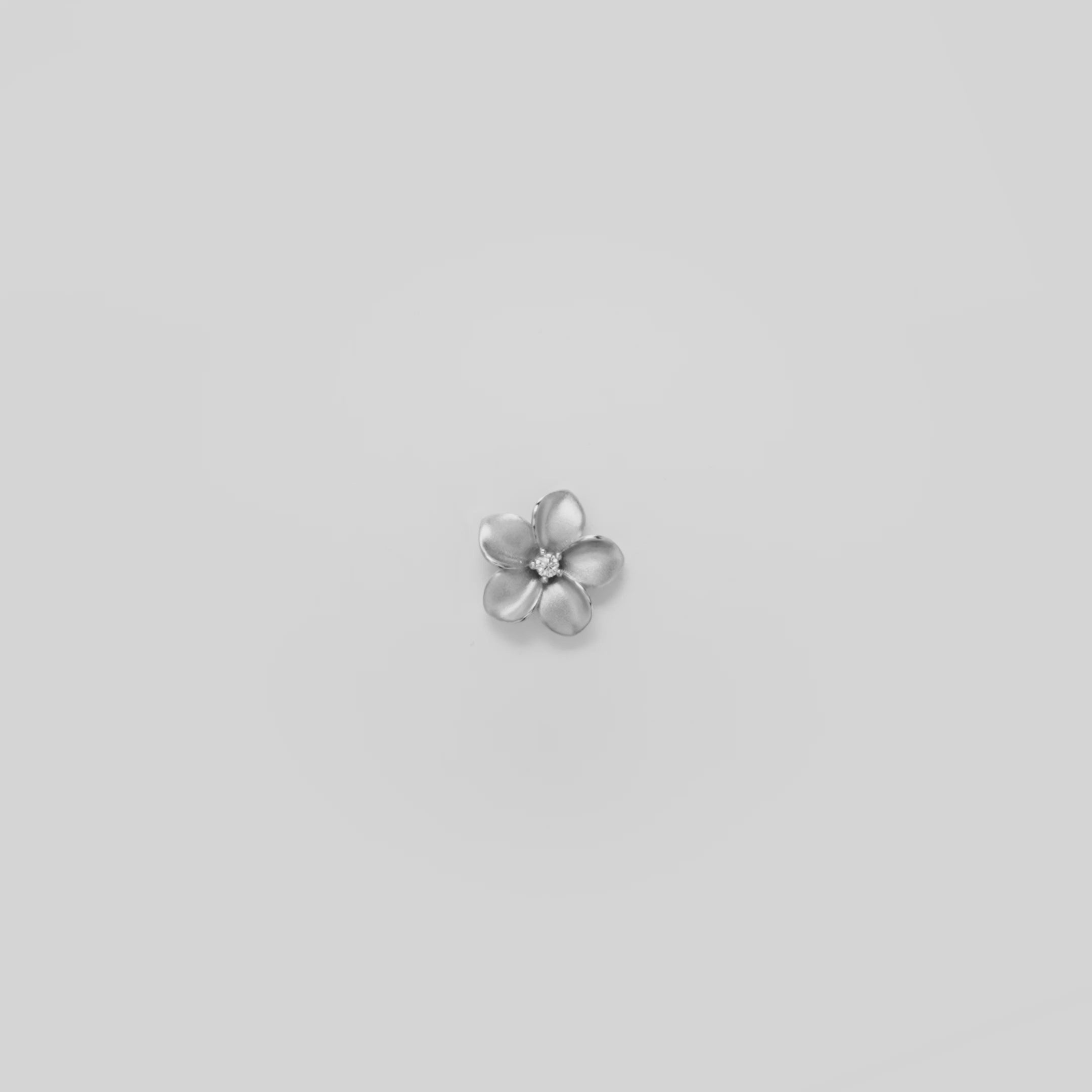 Video showcasing the 13mm Plumeria Pendant in 14k White Gold with Diamond on a turn table