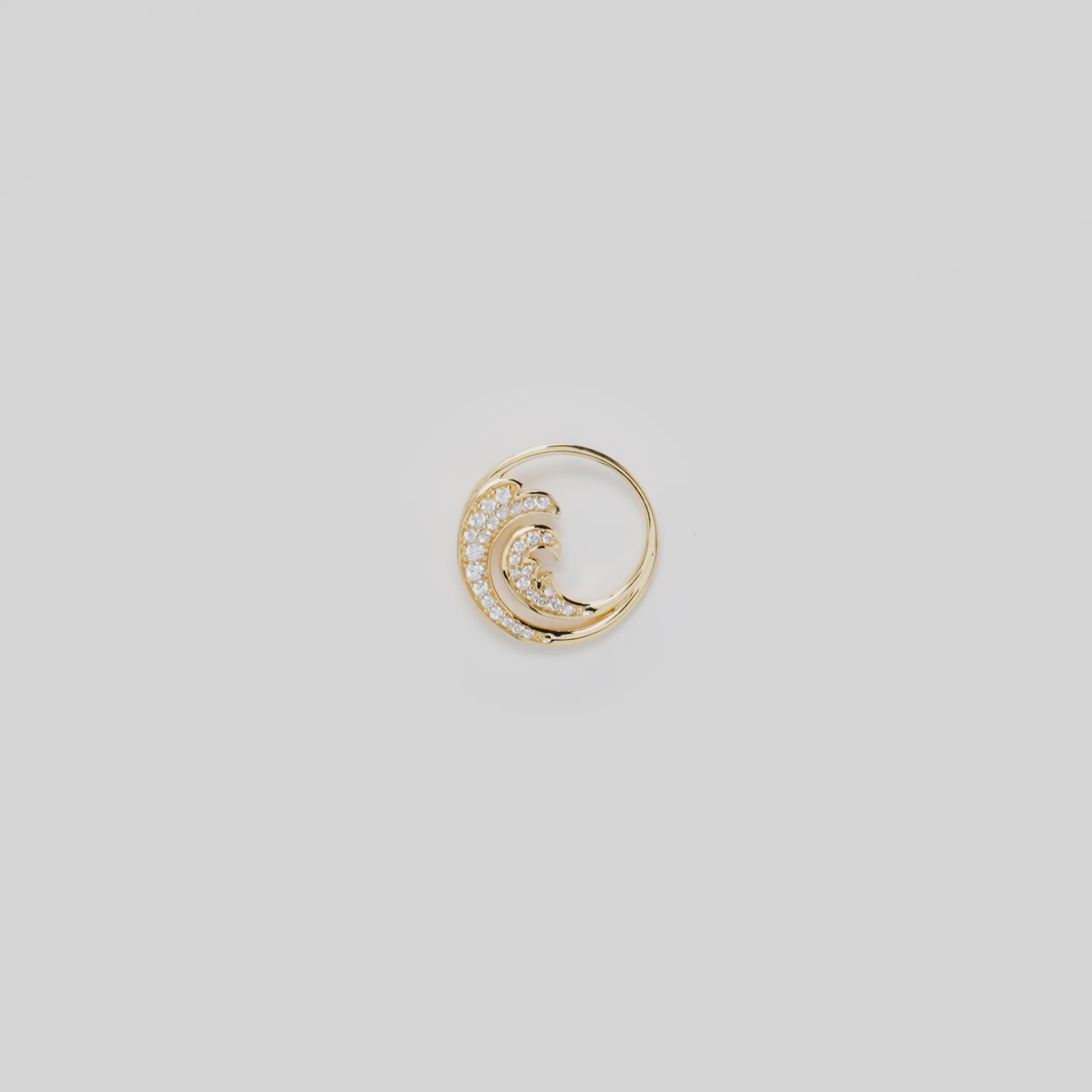Video showcasing the 18mm Nalu Pendant in 14k Yellow Gold with Diamonds on a white background