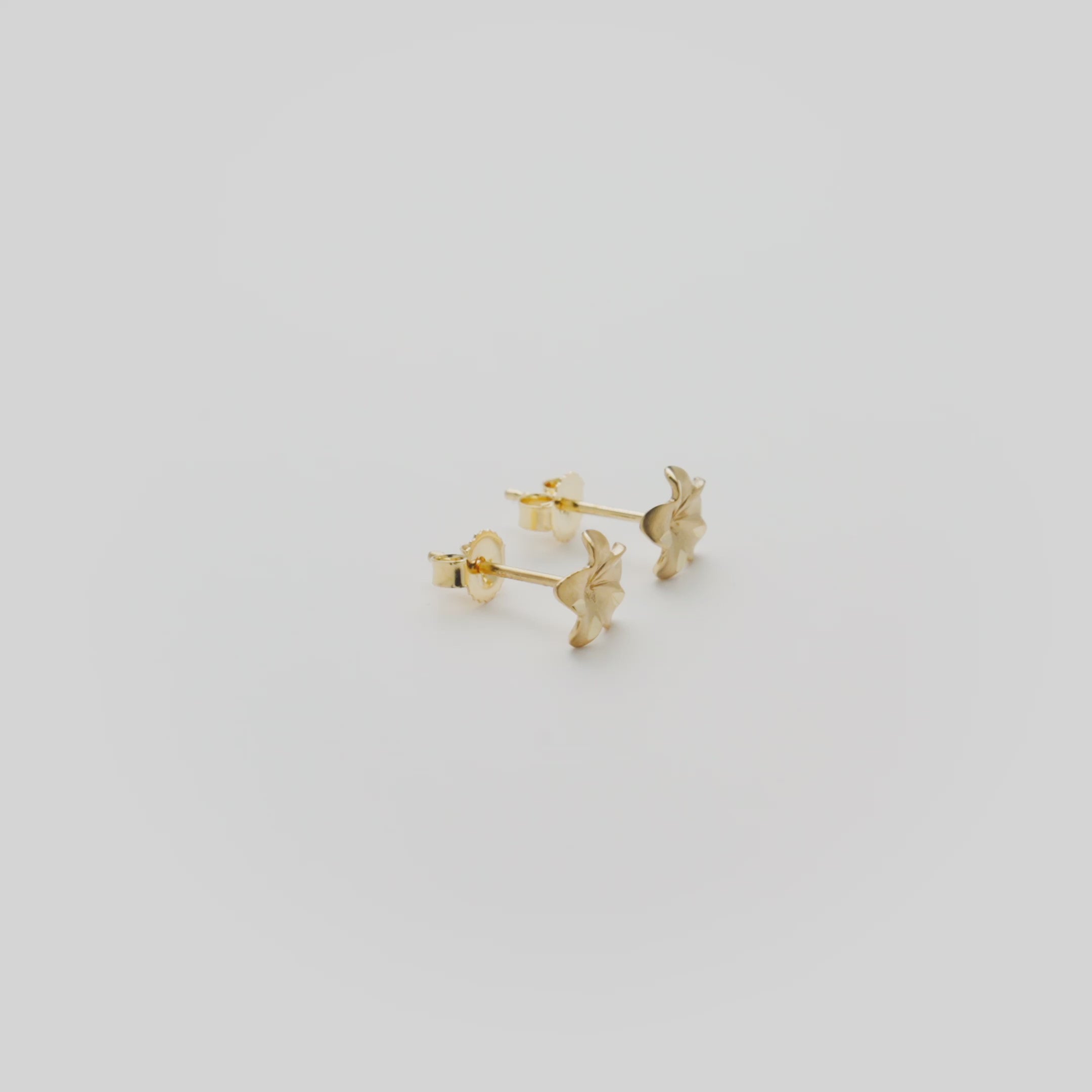 Video showcasing the 7mm Plumeria diamond-cut and satin finished stud earrings in 14k yellow gold