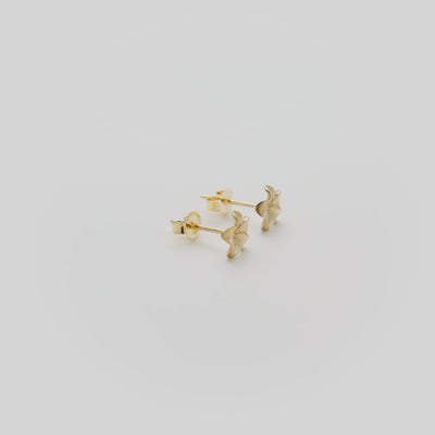 Video showcasing the 7mm Plumeria diamond-cut and satin finished stud earrings in 14k yellow gold
