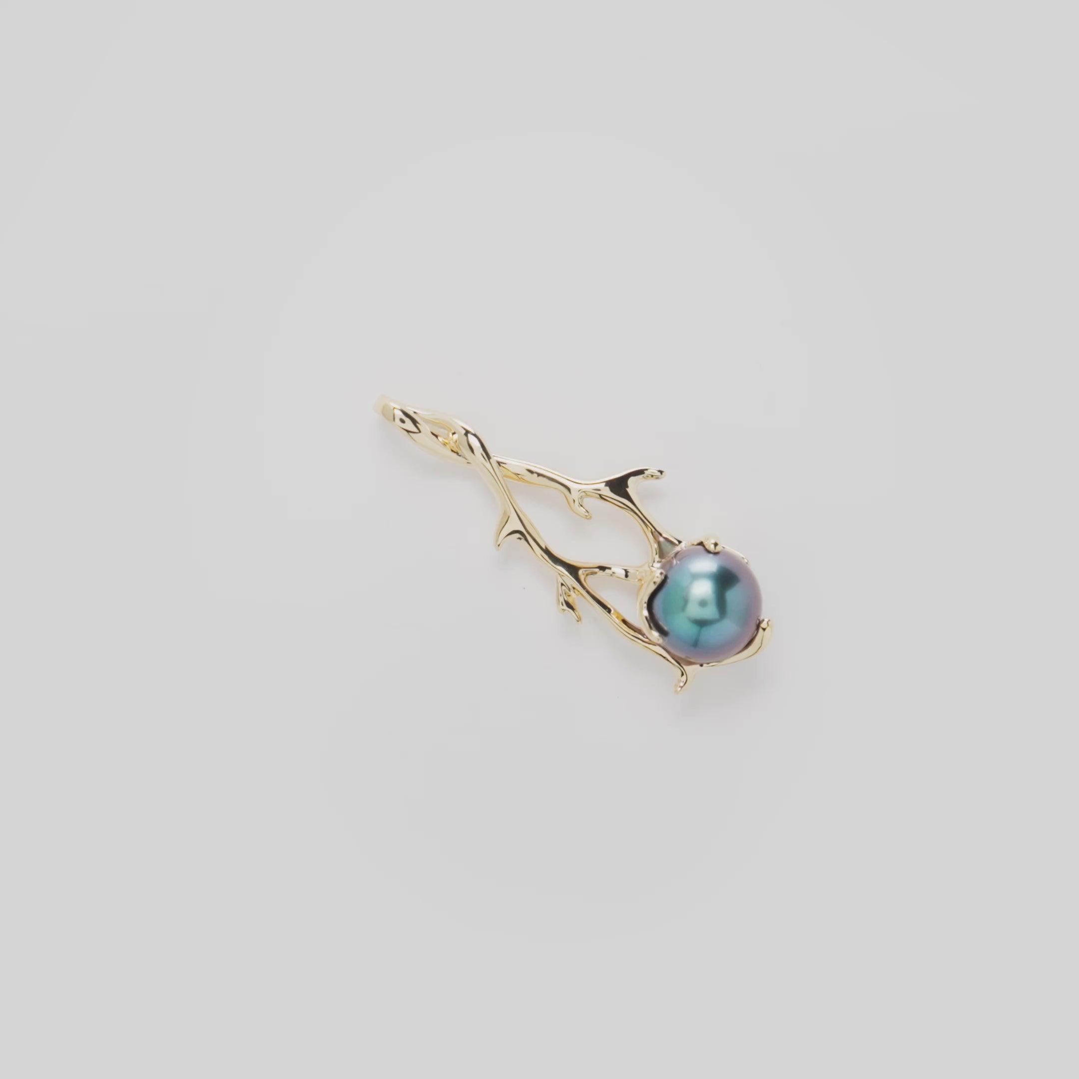 Video showcasing the Heritage Tahitian Black Pearl Pendant in 14k Yellow Gold on a turn table