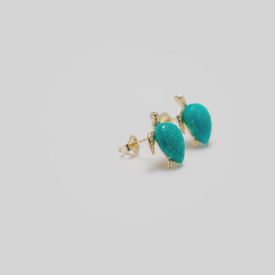 Video showcasing the 11mm Honu Turquoise Earrings in 14k Yellow Gold