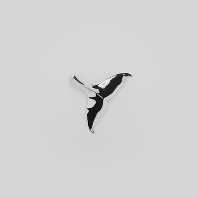 Video showcasing the 28mm Whale Tail Pendant in 14k White Gold on a turn table