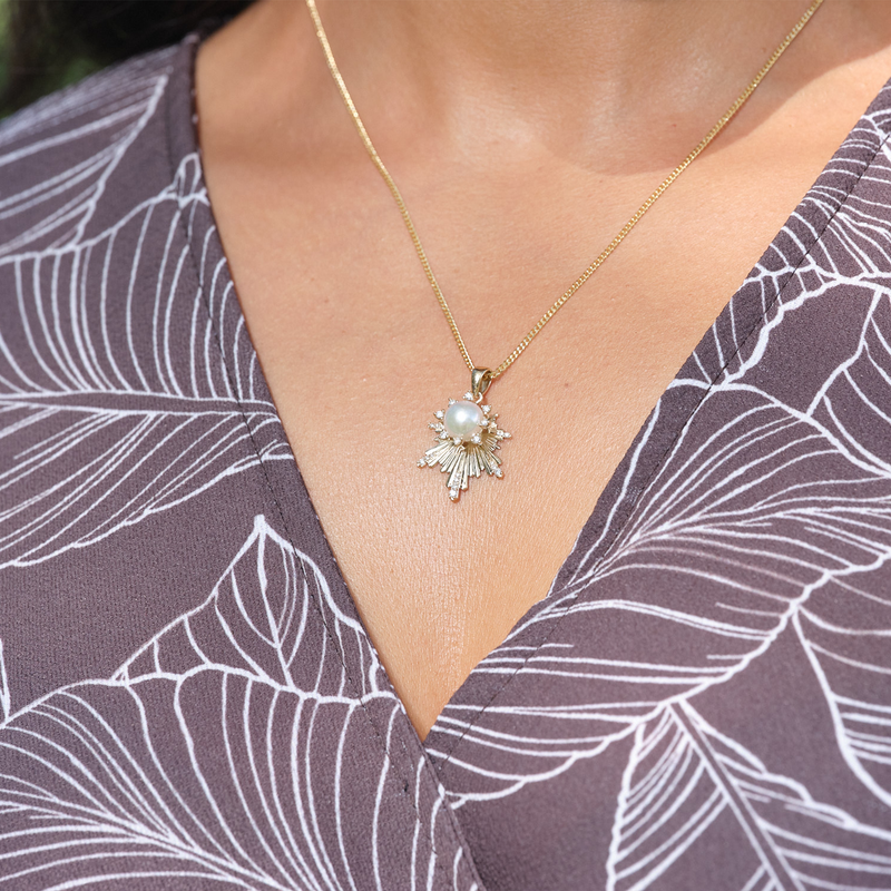 E Hoʻāla Akoya Pearl Pendant in Gold with Diamonds - 22mm