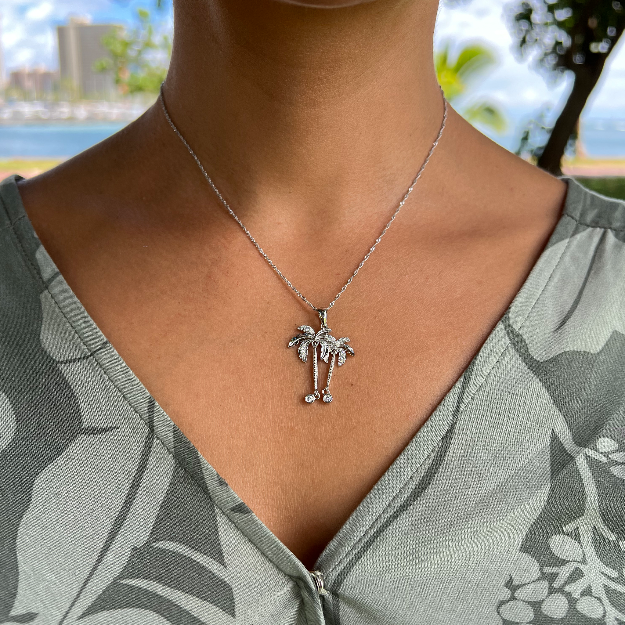 Paradise Palms - Palm Tree Pendant in White Gold with Diamonds - 28mm
