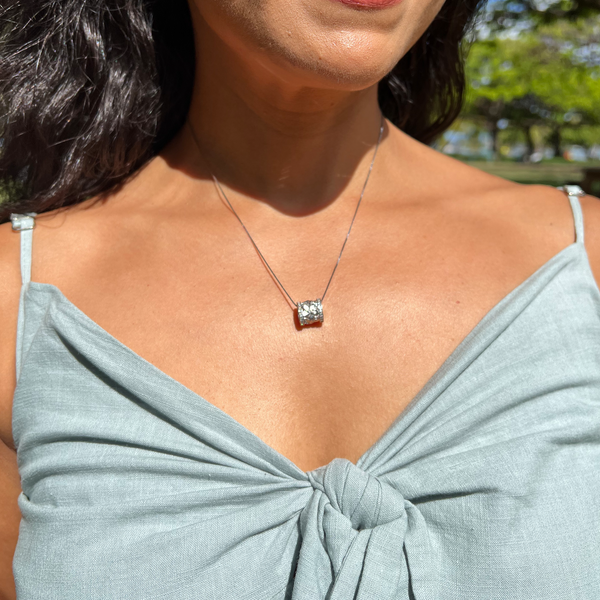 Hawaiianischer Erbstück-Plumeria-Fass-Anhänger aus Weißgold mit Diamanten – 12 mm