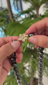 18-19" schwarzer Tahiti-Perlenstrang mit Diamant-Plumeria-Verschluss in Gold - 11-12 mm