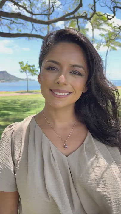 A video of a woman wearing an Ultraviolet Freshwater Pearl Pendant in Rose gold - 9-10mm - Maui Divers Jewelry