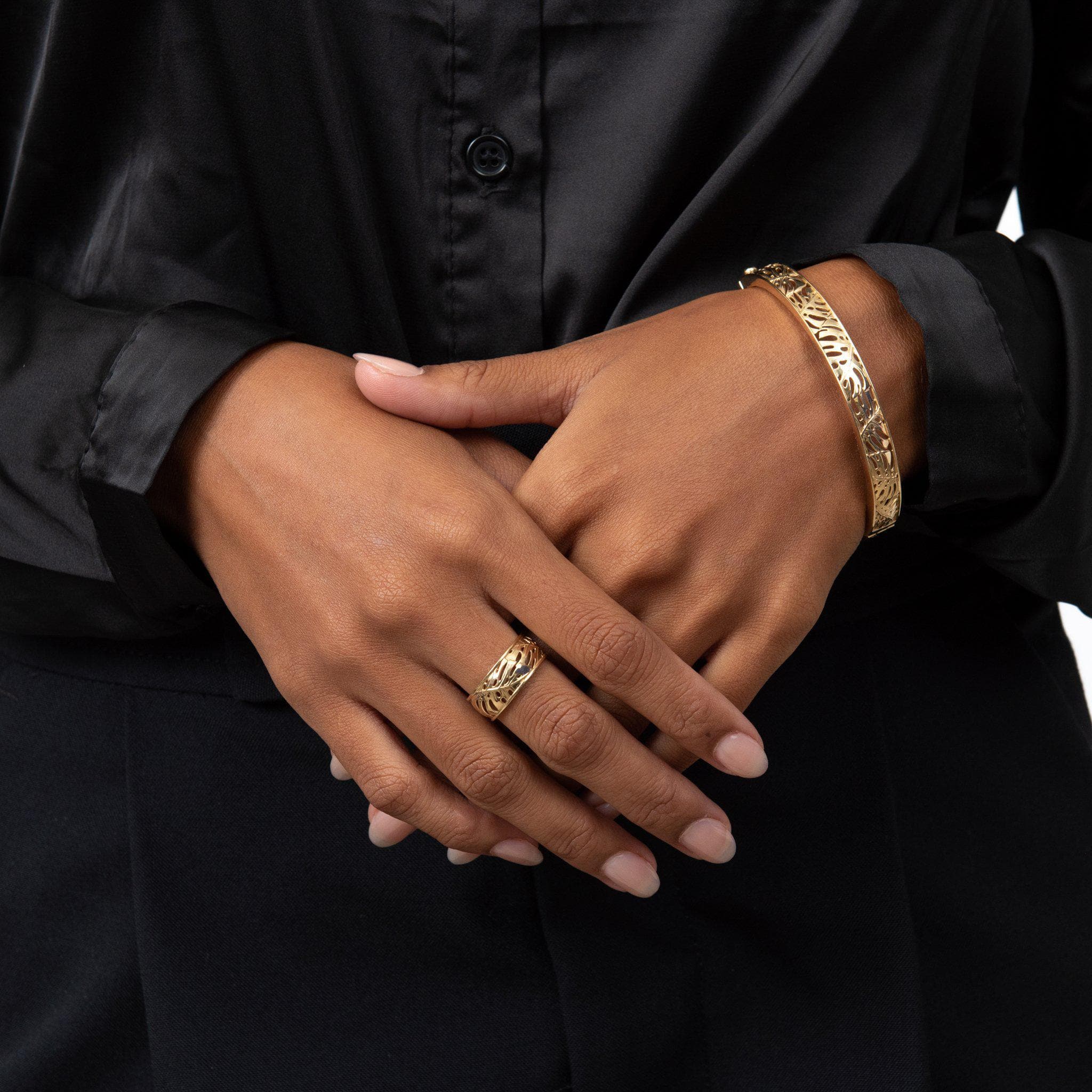 A woman's hand wearing a Monstera Ring in Gold - 8mm-Maui Divers Jewelry