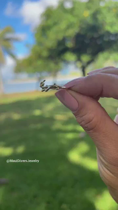 video of a woman's hand wearing a Hawaiian Heritage Ring in Gold - Maui Divers Jewelry