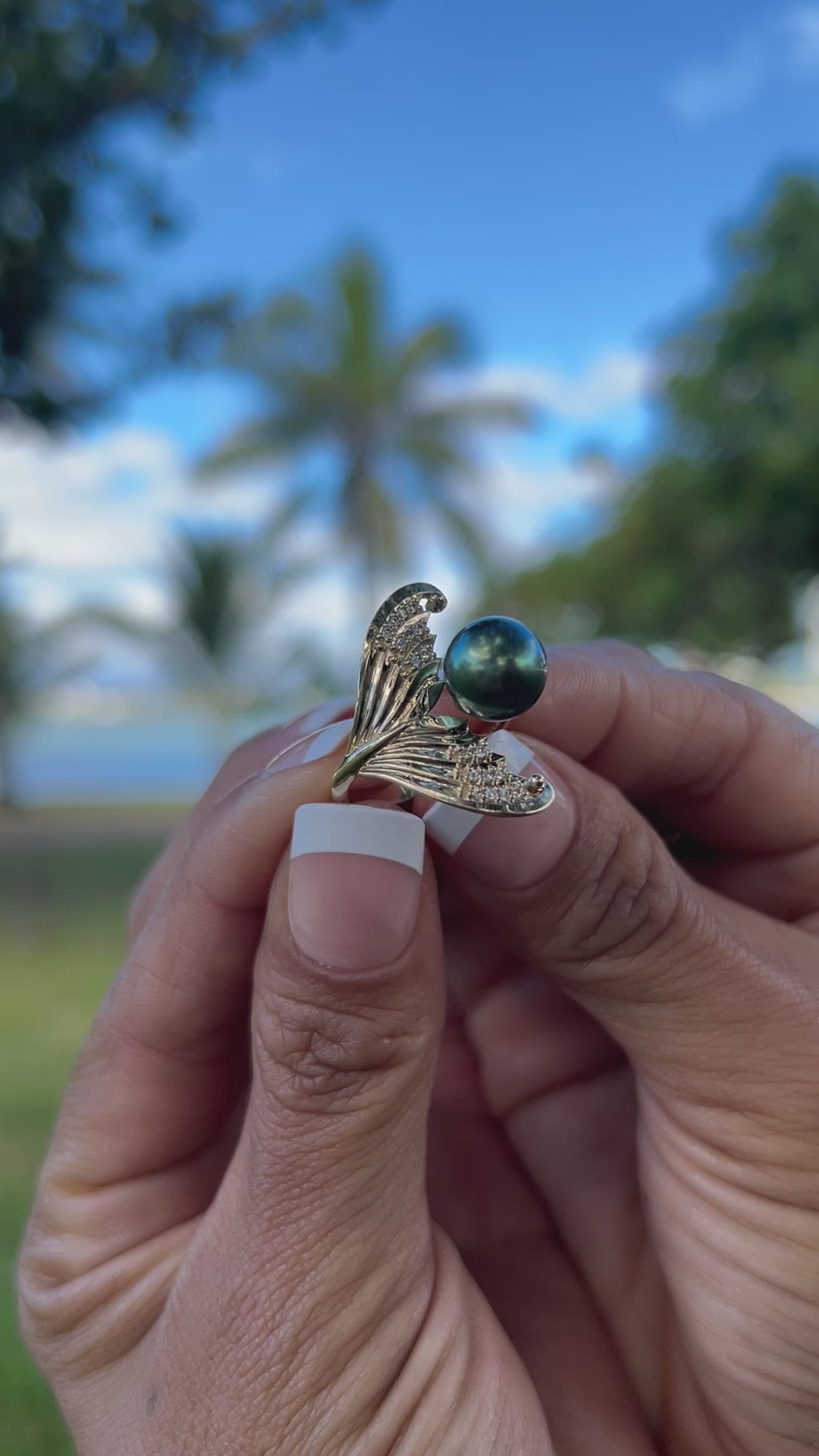 video of a woman's hand wearing a Moon Mermaid Tahitian Black Pearl Ring in Gold with Diamonds - 9-10mm - Maui Divers Jewelry